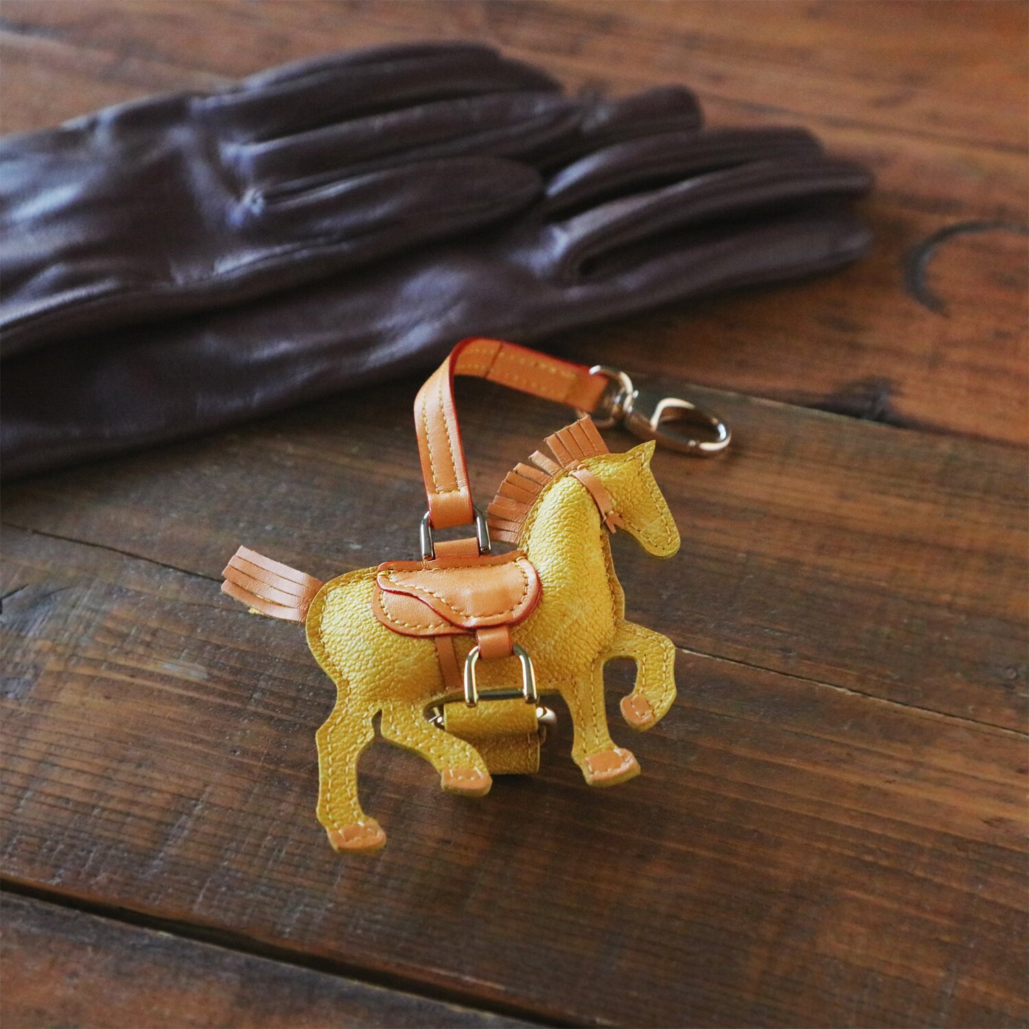 ホワイ “ハーネスホース” モノグラム 馬モティーフ グローブホルダー