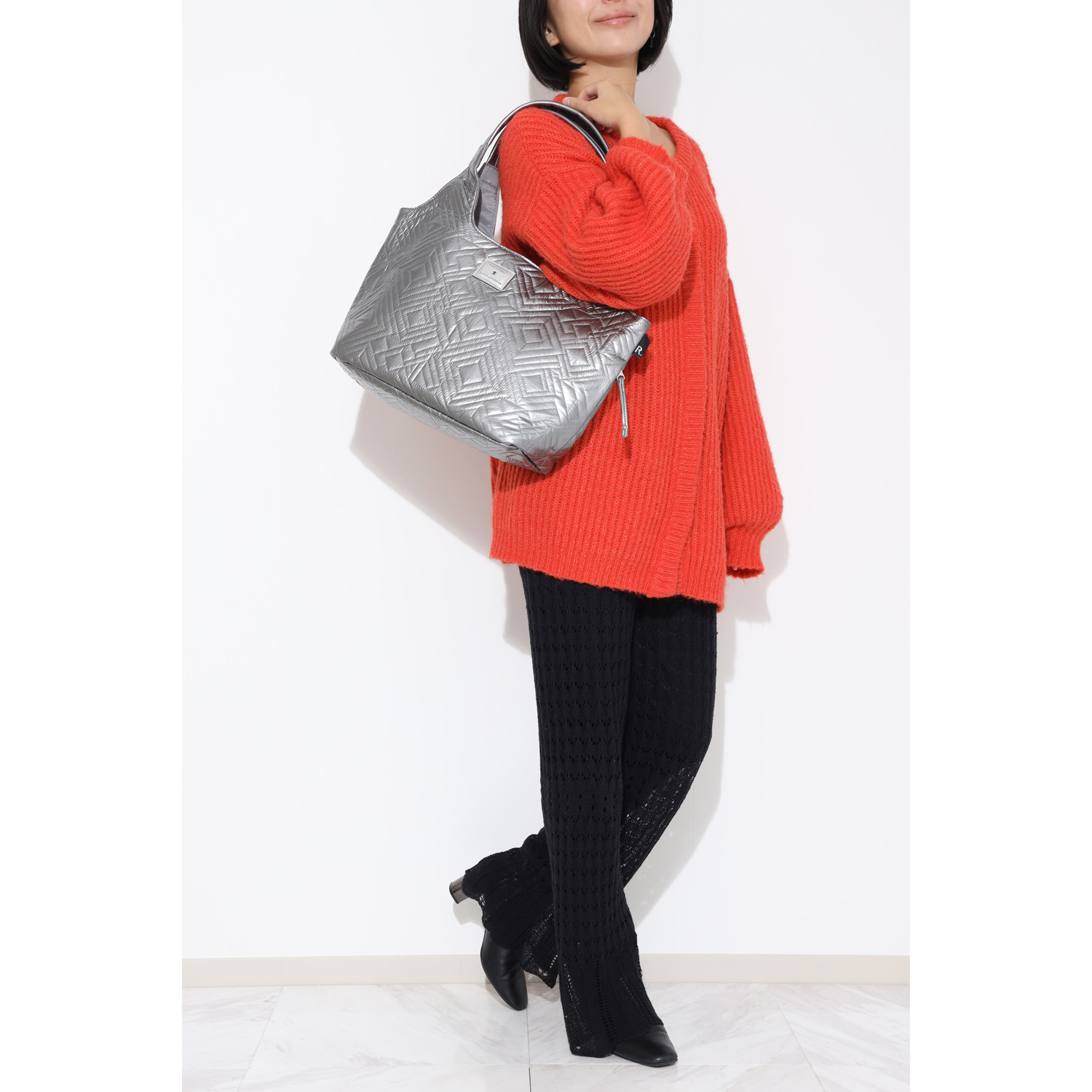 ルートート バッグインバッグ機能で 中身の整理整頓が可能！ Ａ４サイズが入る 大人キルティング ラウンドトートバッグ