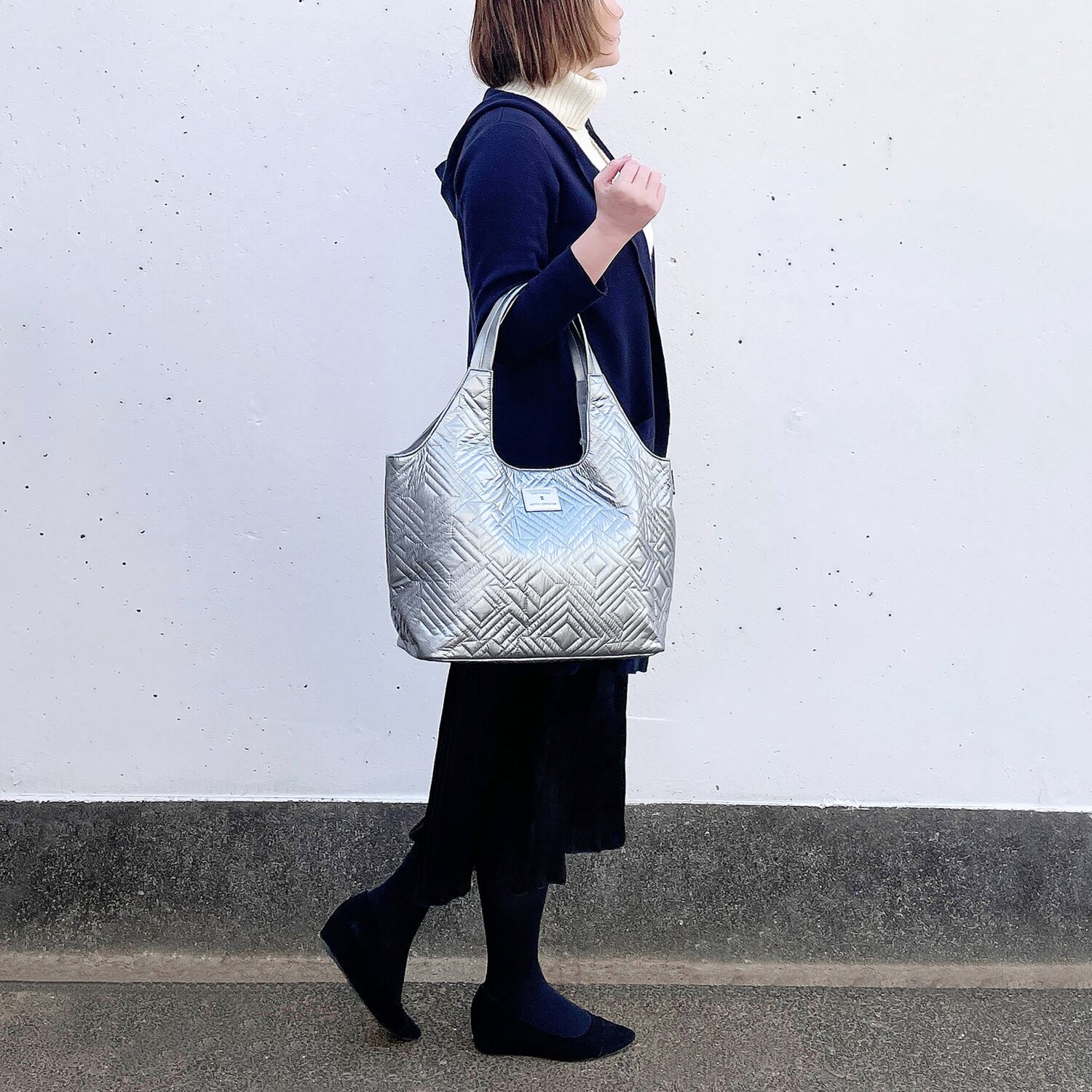 ルートート バッグインバッグ機能で 中身の整理整頓が可能！ Ａ４サイズが入る 大人キルティング ラウンドトートバッグ