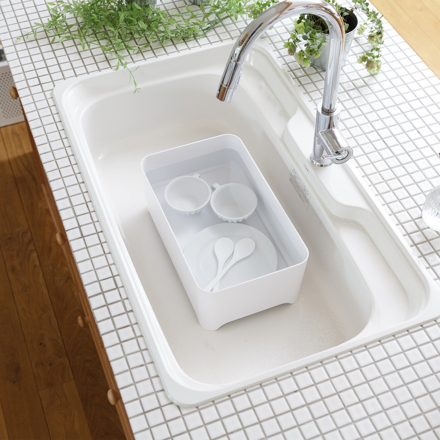 キッチンに合わせ 自由に拡張、配置できる 洗い桶になる 水切りケース＆ 水切りトレー