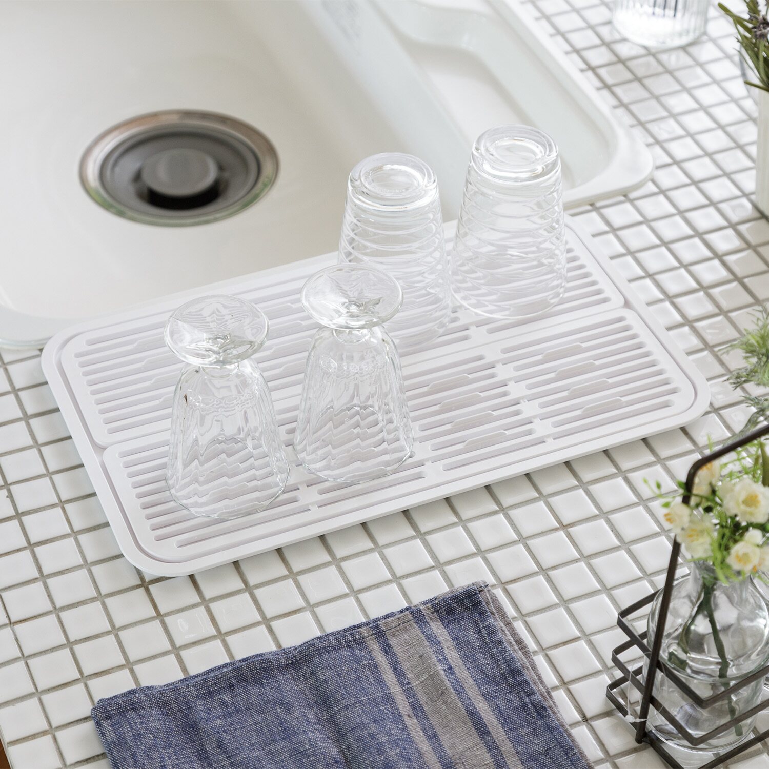 キッチンに合わせ 自由に拡張、配置できる 洗い桶になる 水切りケース＆ 水切りトレー