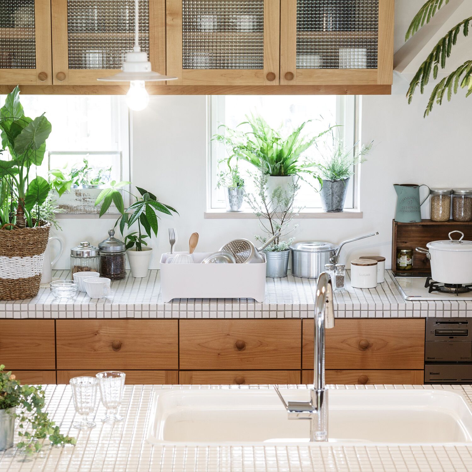 キッチンに合わせ 自由に拡張、配置できる 洗い桶になる 水切りケース＆ 水切りトレー