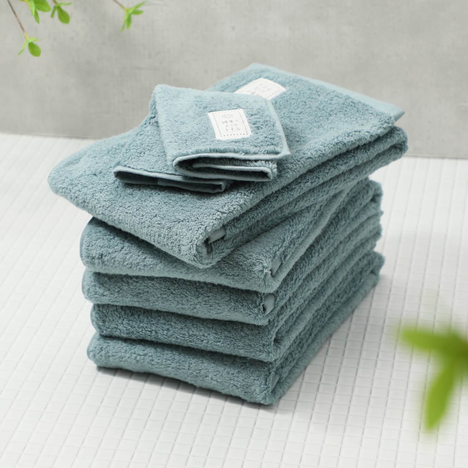 軽くてふわふわ♪ 無撚糸で作った 綿雪のようなタオル ベルベットカラー ＜フェイスタオル５枚＆タオルチーフ１枚組＞