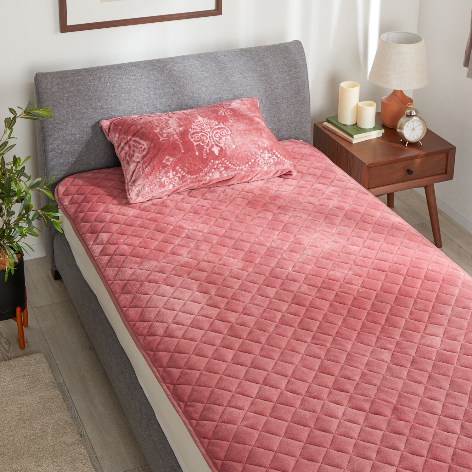 西川 とろける 極上ファータッチ あったか吸湿発熱 ウォームラヴ 敷きパッド ＜シングル＞