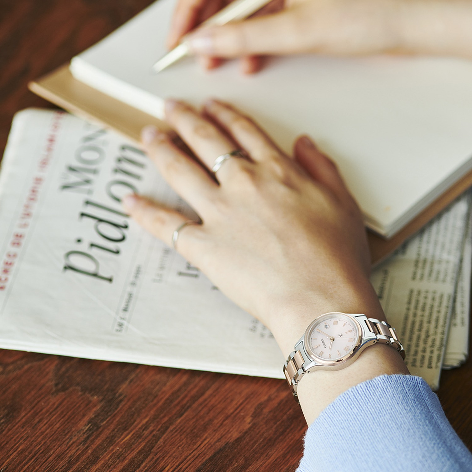 シチズン　“クロスシー” ラウンドフェイス チタンベルト 電波ソーラーウォッチ ＜コンビカラー＞