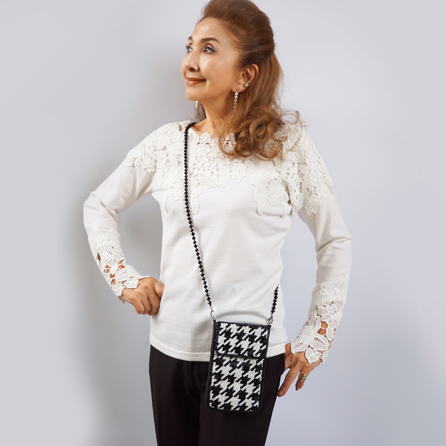 マダムヒロコ ビーズ＆ビジュウ刺しゅう ２ウェイ ジュエルストラップ スマホポーチ “ジュエルポッケ”