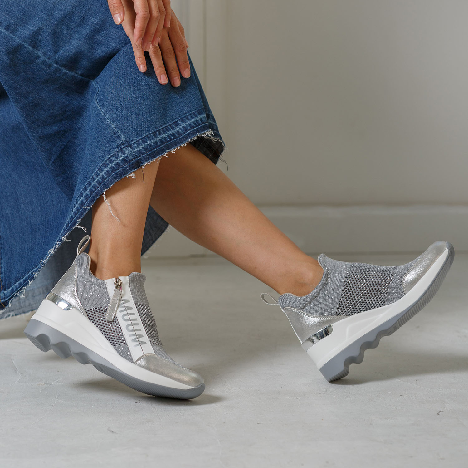 ムーム ニット ロゴファスナーアクセント ウェッジソール スニーカー