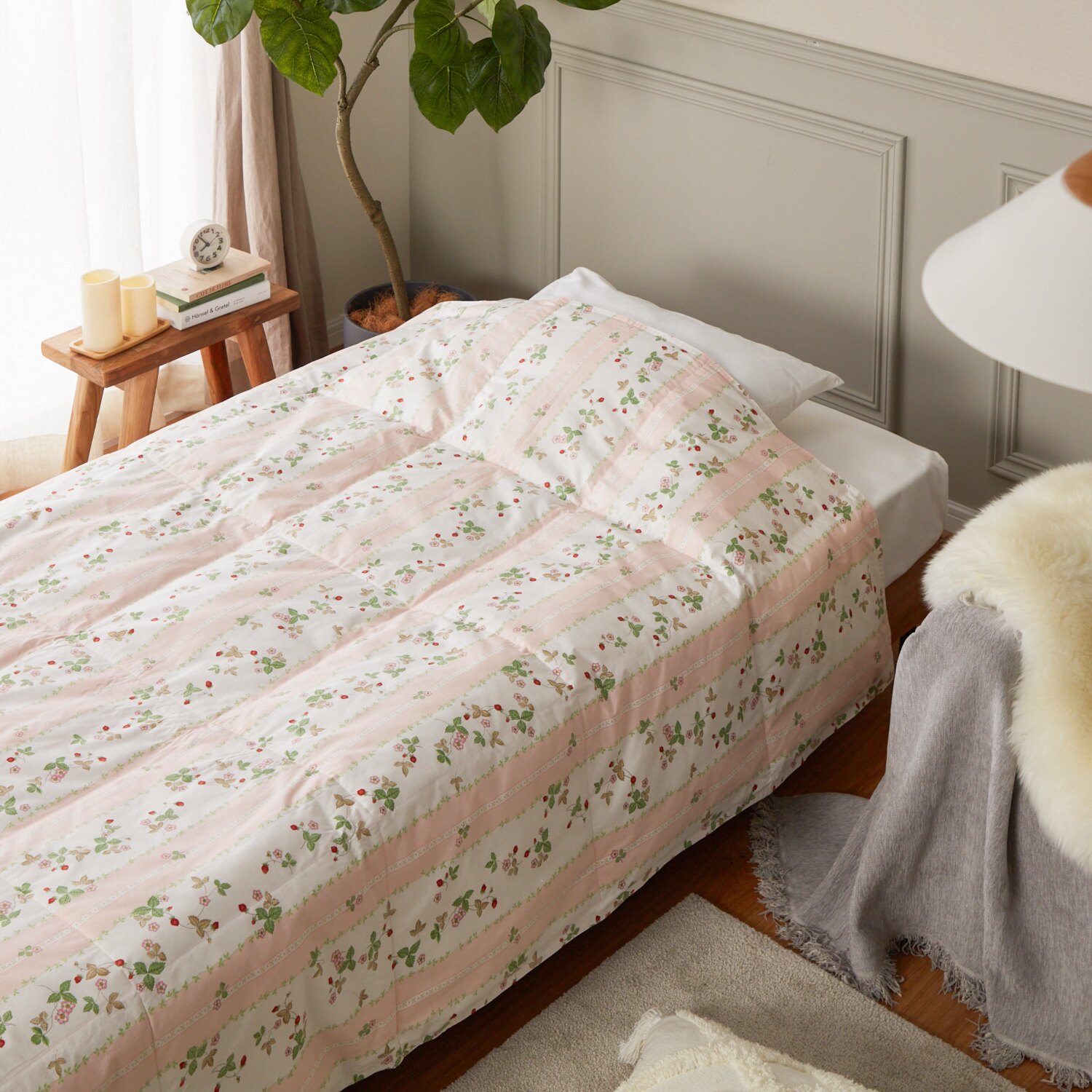 ウェッジウッド ワイルドストロベリー コットン１００％生地 洗える羽毛肌掛けふとん ＜シングル＞