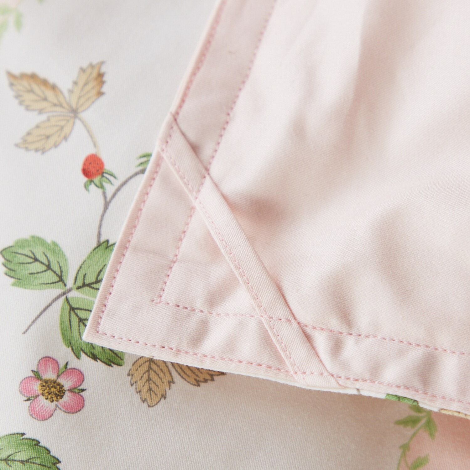 ウェッジウッド ワイルドストロベリー コットン１００％生地 洗える羽毛肌掛けふとん ＜シングル＞