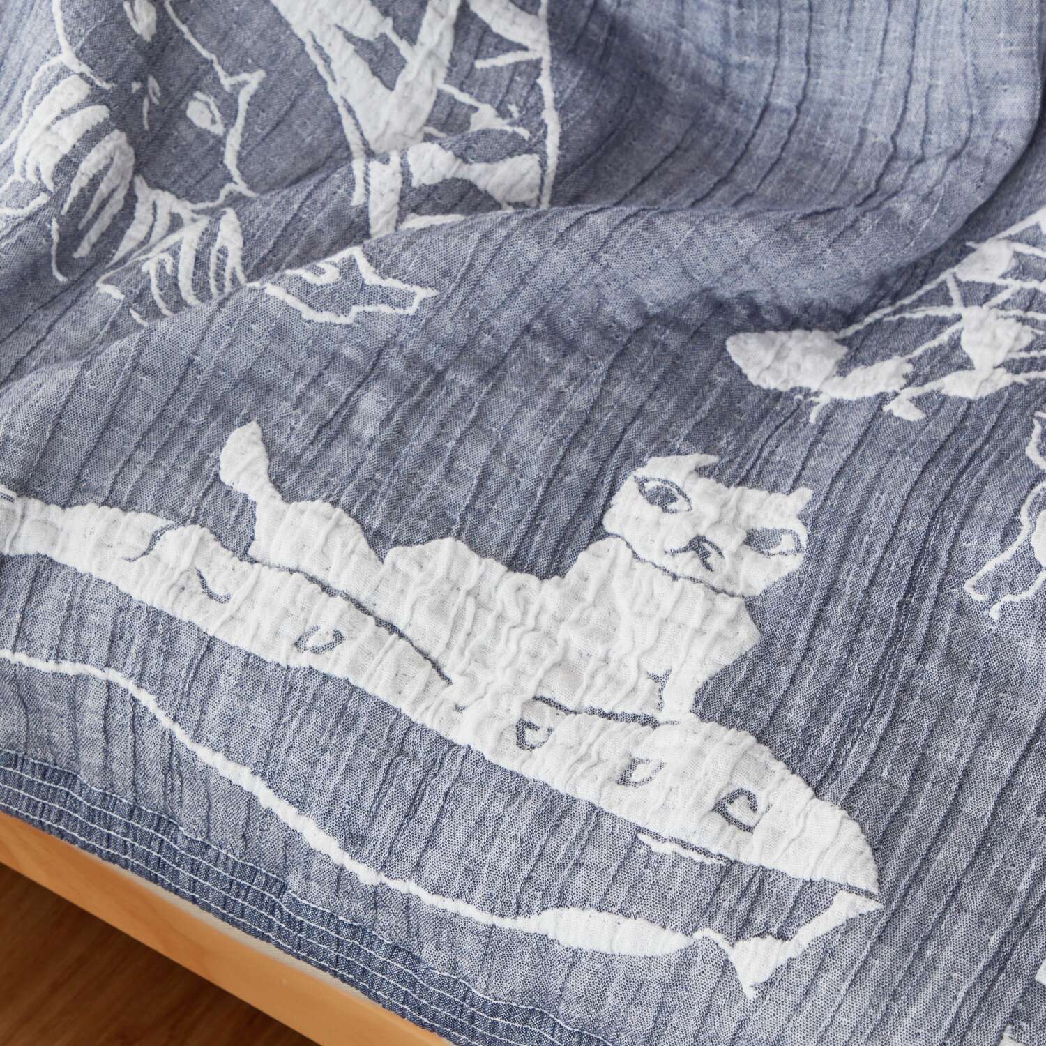 ワンダフルワールド ｂｙ　アキコオブチ 浮かし織り 日本製ハーフガーゼケット “旅するネコ”