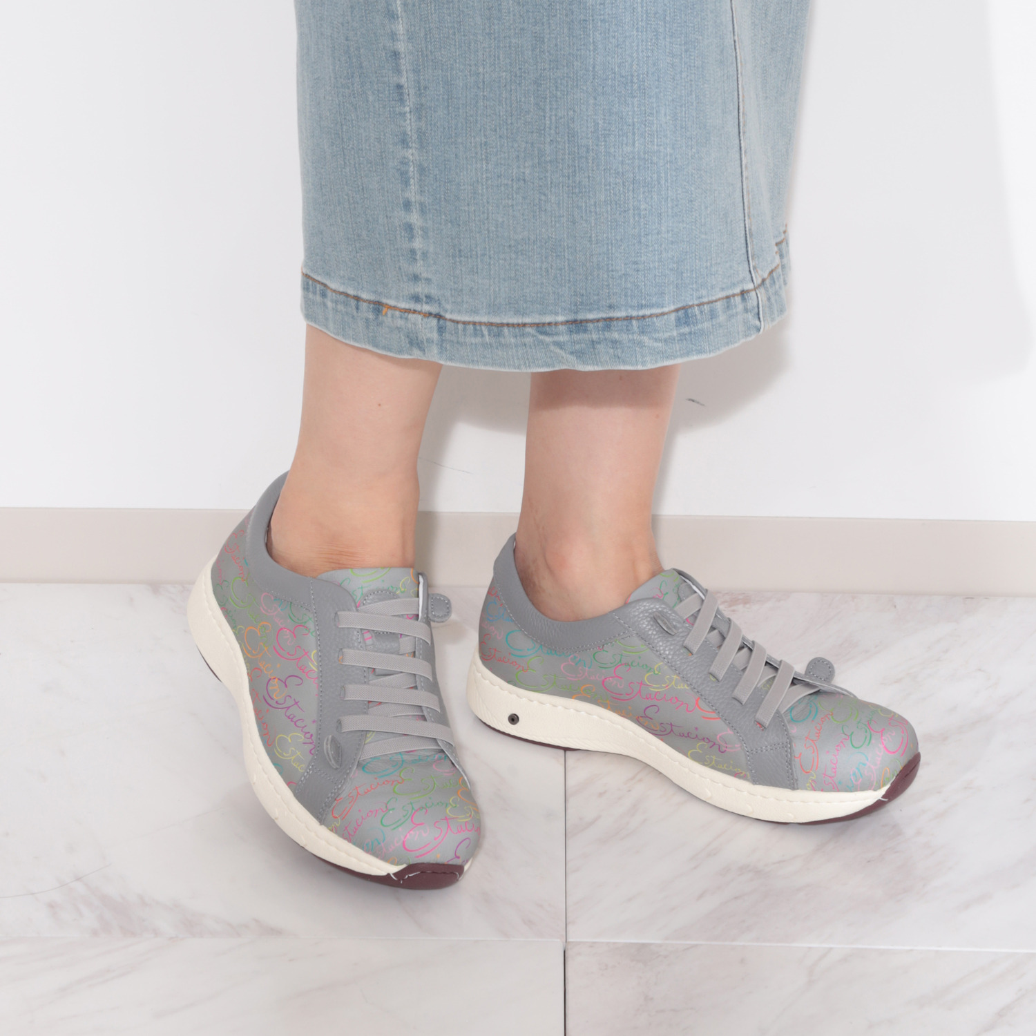 エスタシオン 空気循環ソール 牛革 カラフルロゴデザイン スニーカー