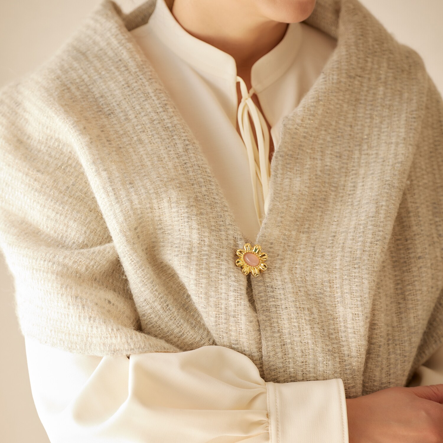 シマ・リリアーナ カルセドニー フラワーモティーフ ブローチ