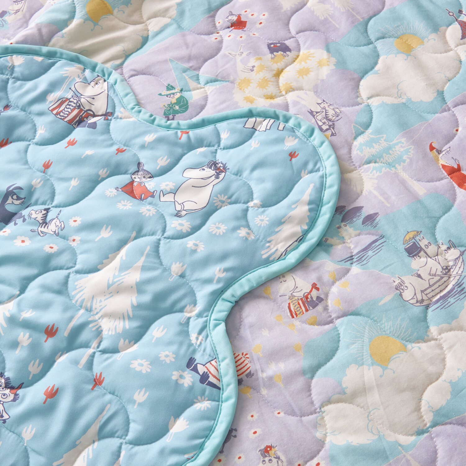 ムーミン 春のムーミン谷の物語 リバーシブル マルチキルトカバー ＜１９０×１９０ｃｍ＞