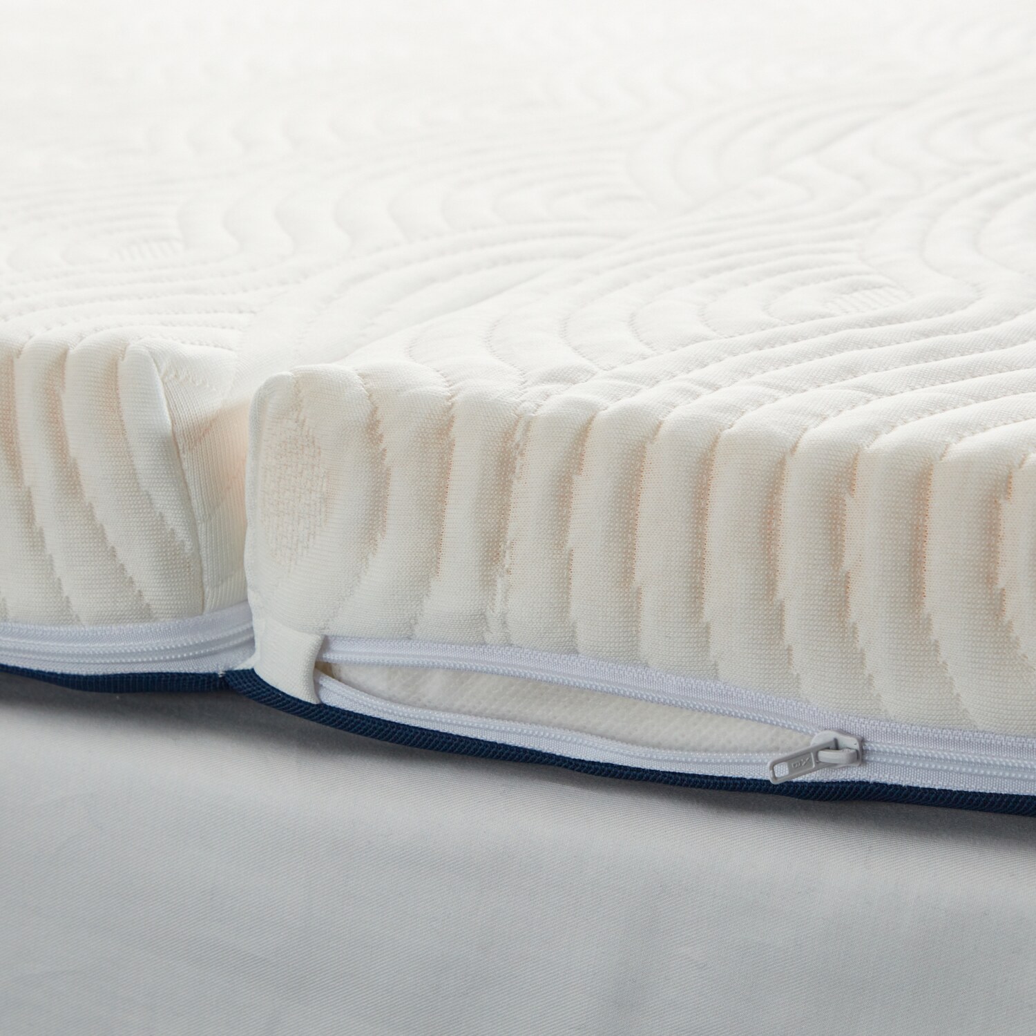 テンピュール（Ｒ） ２層構造で快適な寝心地！ 日本に向けて開発した フトンワンプラス （三つ折りマットレス） フィットシーツ特別セット ＜ダブル＞