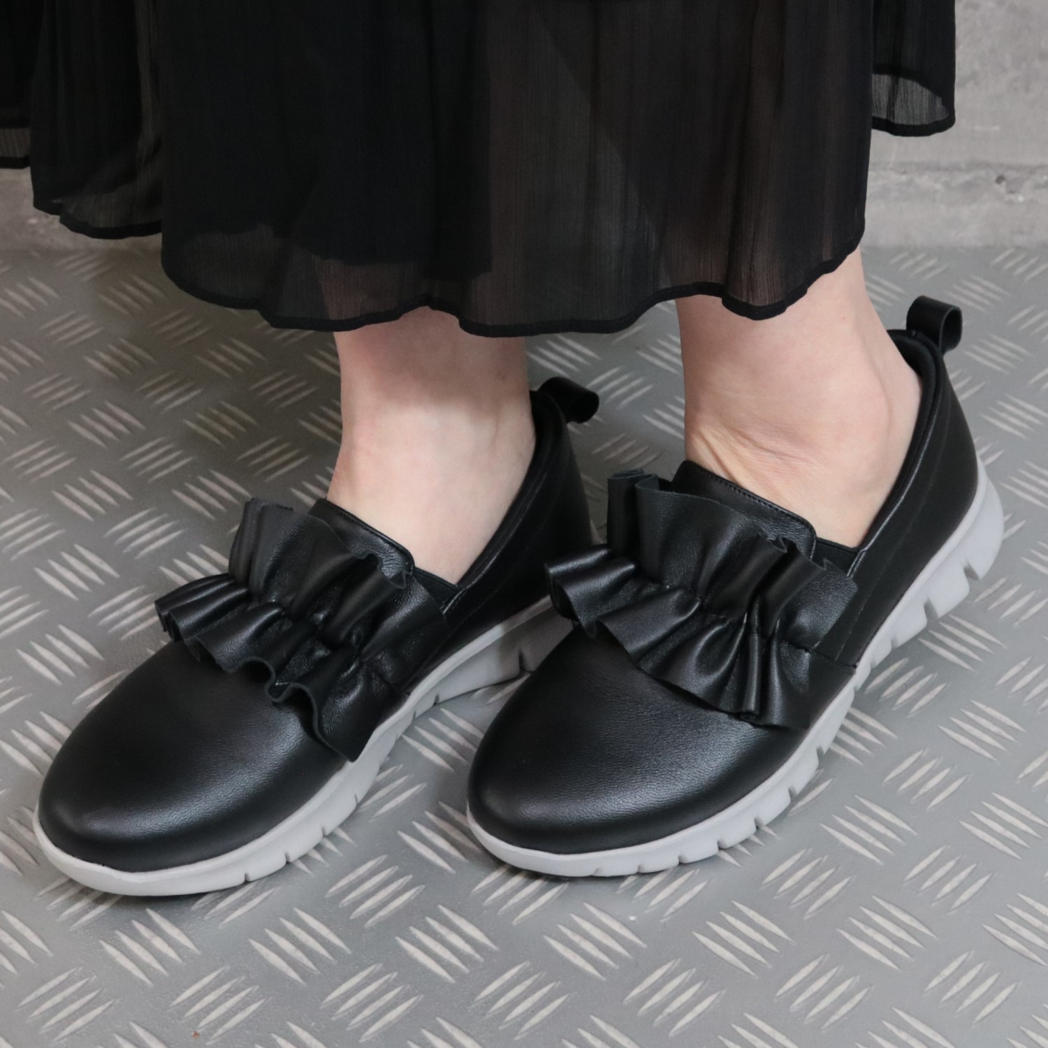 パドルージュ ジャパンメイド 手を使わなくても履ける 超軽量 柔らか牛革 フリルスリッポン