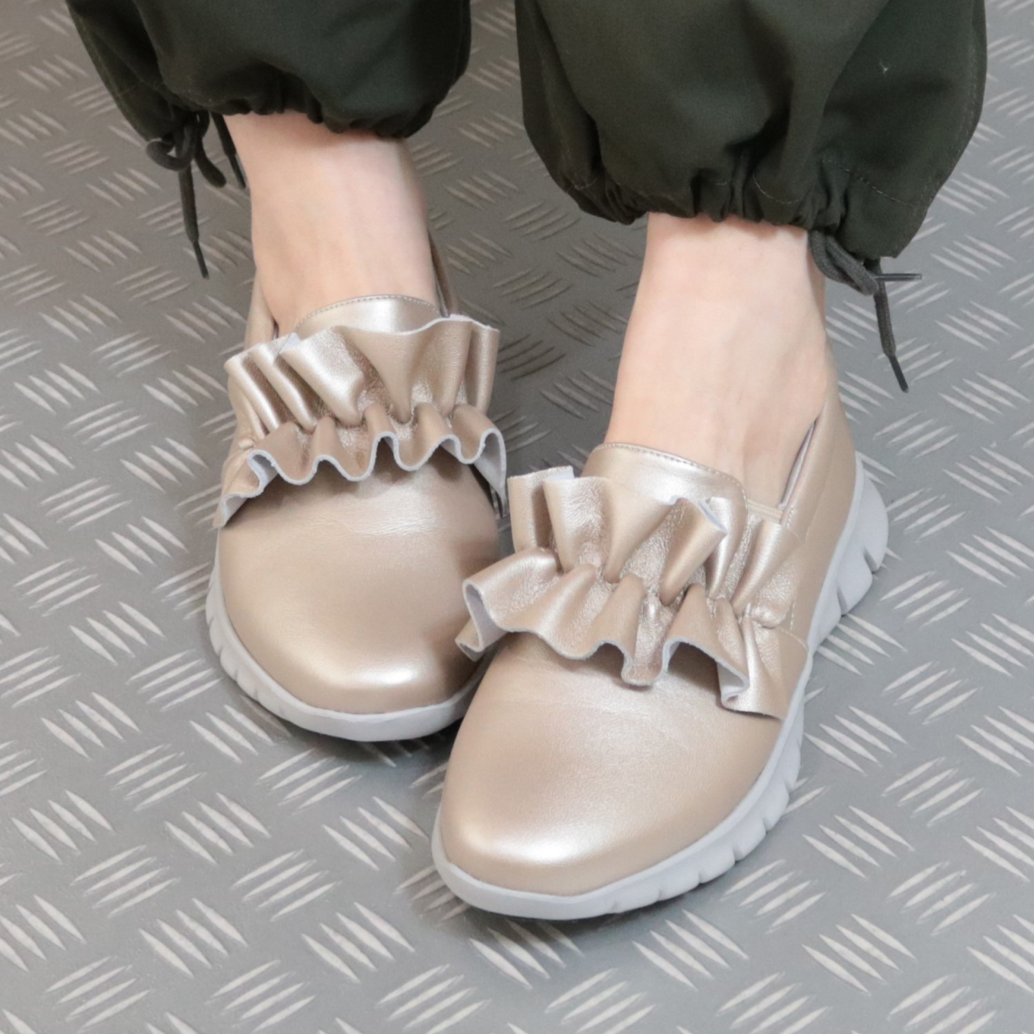 パドルージュ ジャパンメイド 手を使わなくても履ける 超軽量 柔らか牛革 フリルスリッポン