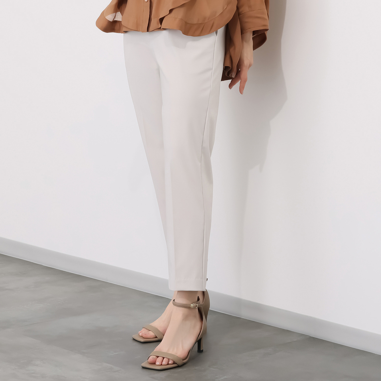 ピーツー 風抜ける センタープリーツ テーパードパンツ