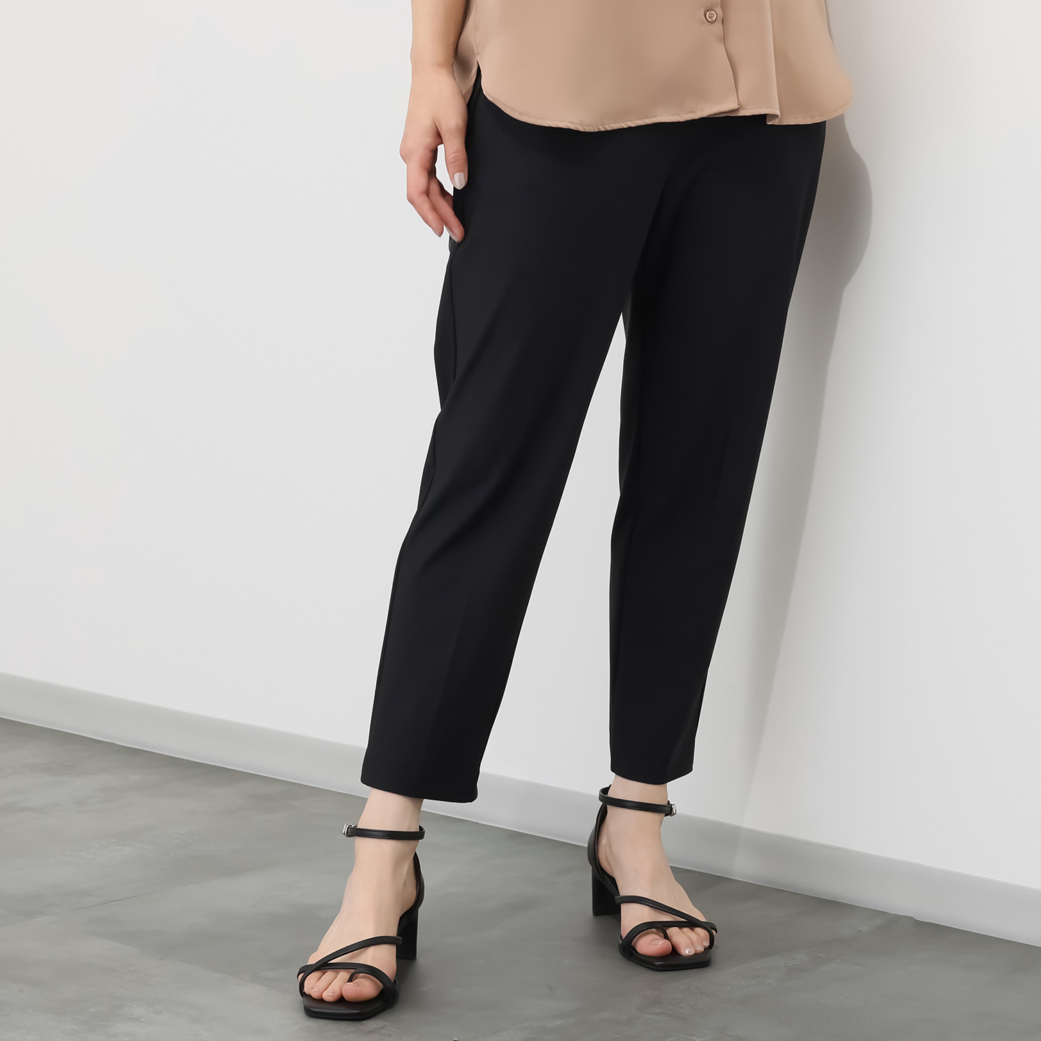 ピーツー 風抜ける センタープリーツ テーパードパンツ