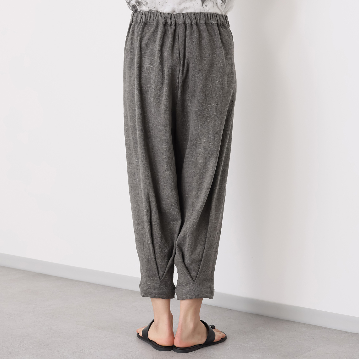 イロフシ 手染めの一点もの 軽やかで伸縮性抜群 デニムのように丈夫な 斑糸裾タックワイドパンツ