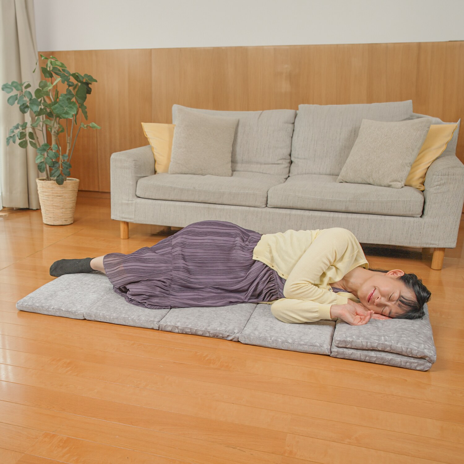 くつろぎシーンを快適に！ シェニール織 ５つ折りお昼寝マット