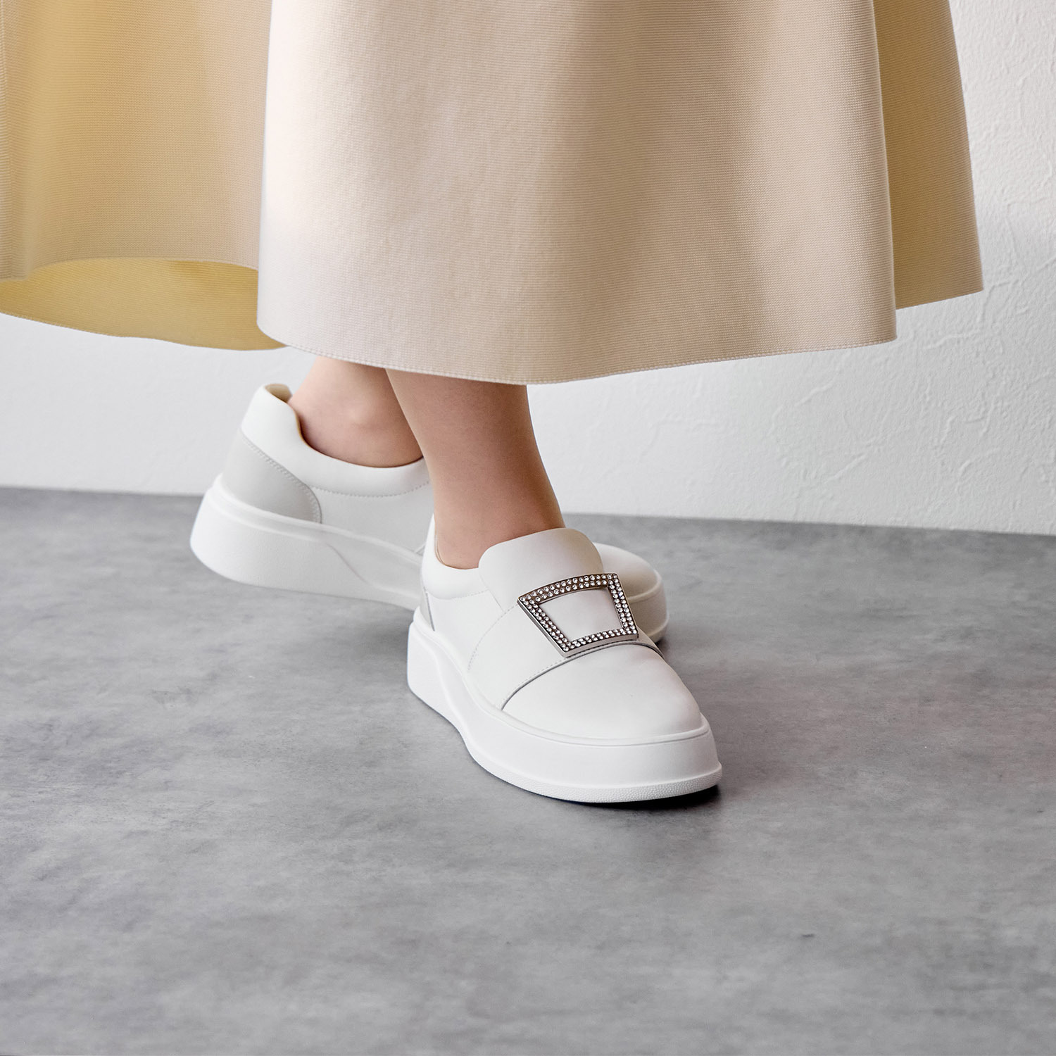 卑弥呼 はっ水アクションレザー ビジュウ コートソールスリッポン