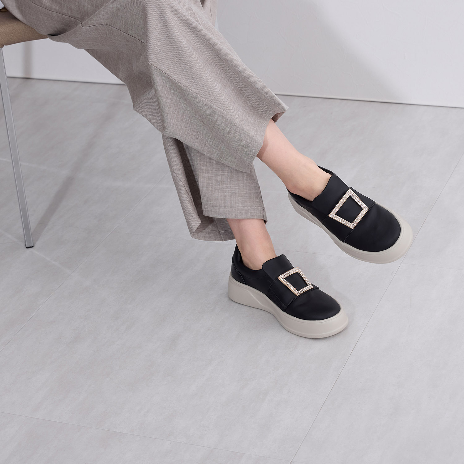 卑弥呼 はっ水アクションレザー ビジュウ コートソールスリッポン