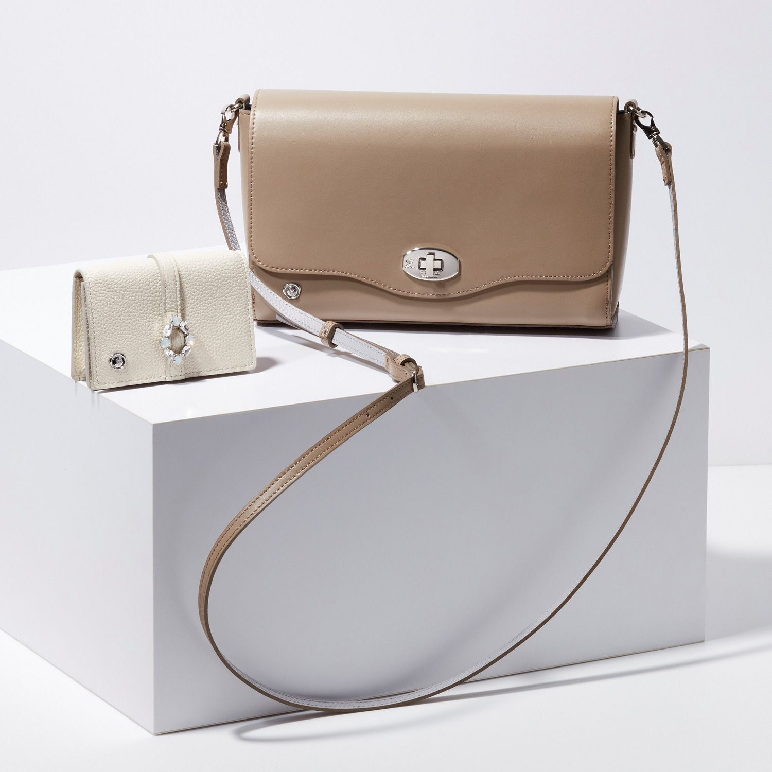 エーディーエムジェイ はっ水イタリアンレザー ターンロック ショルダーバッグ