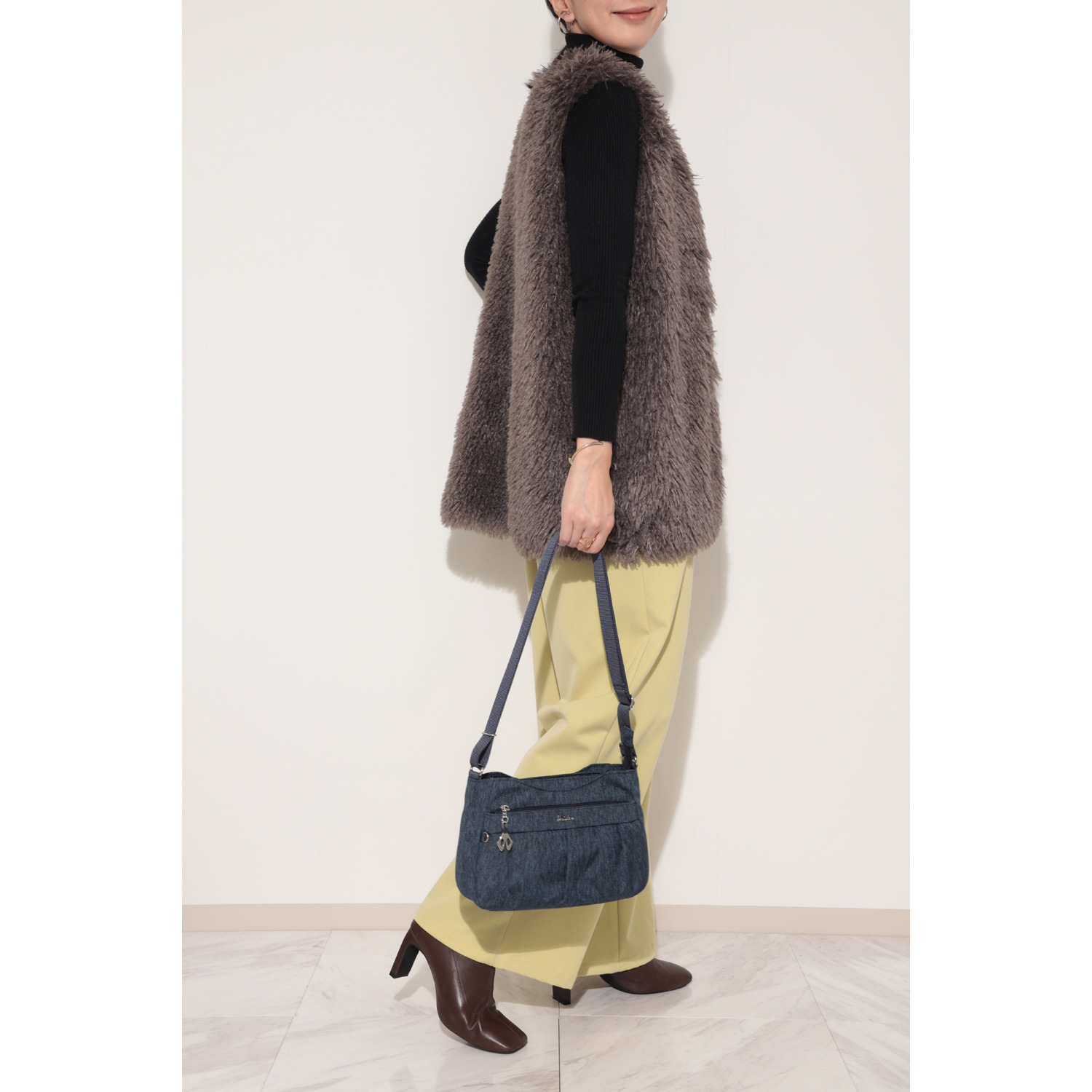 ビサイユ はっ水 “タック＆プリーツ” コロンと可愛い あおりポケット付 ショルダーバッグ