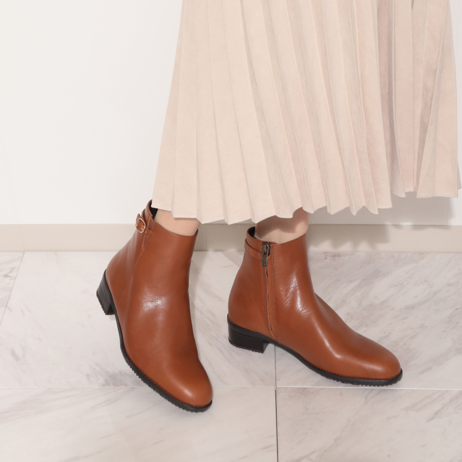 セナムーン ソフト牛革 インナーボア ベルト付ショートブーツ