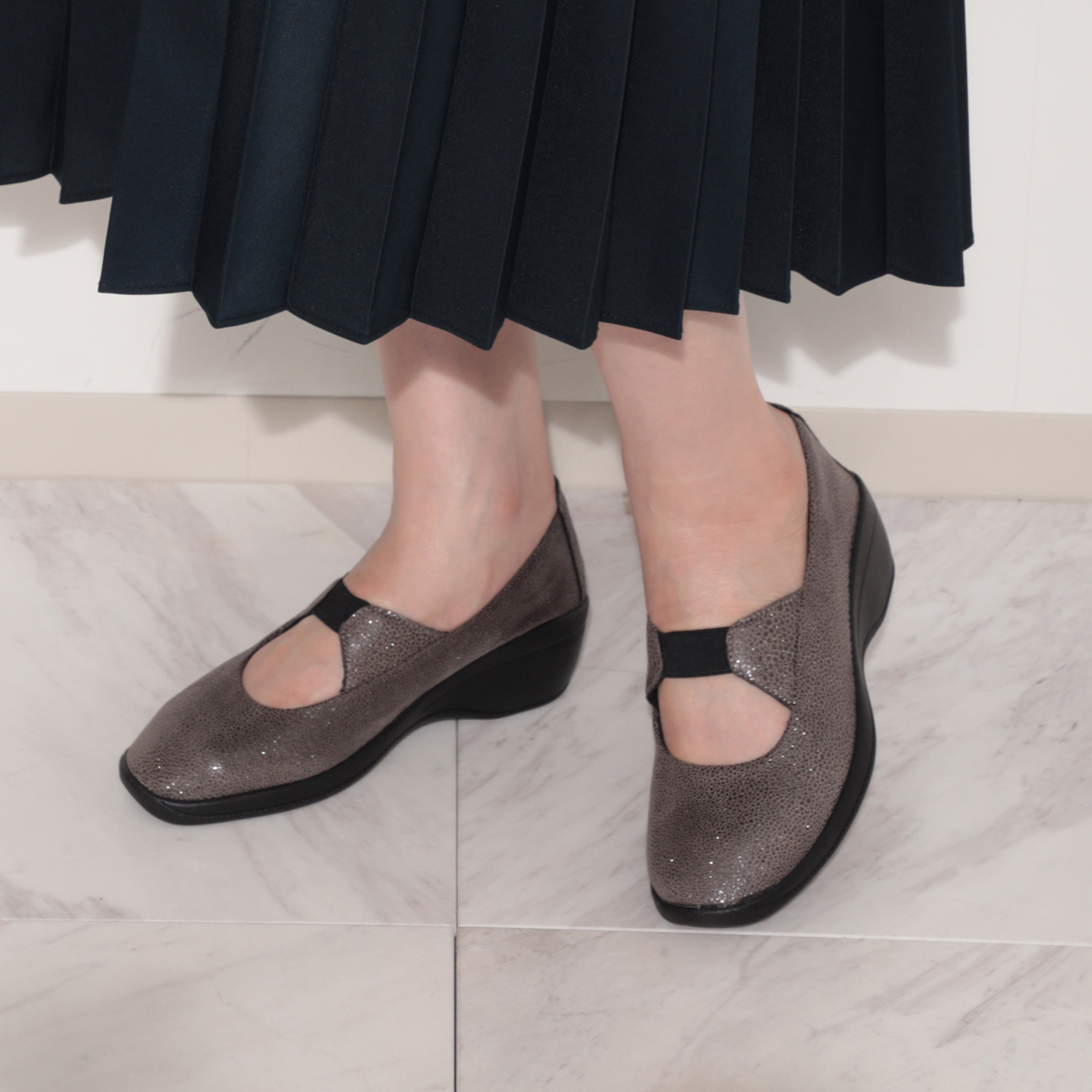 アルコペディコ ピタッとフィット 超軽量洗える ウェッジソールパンプス