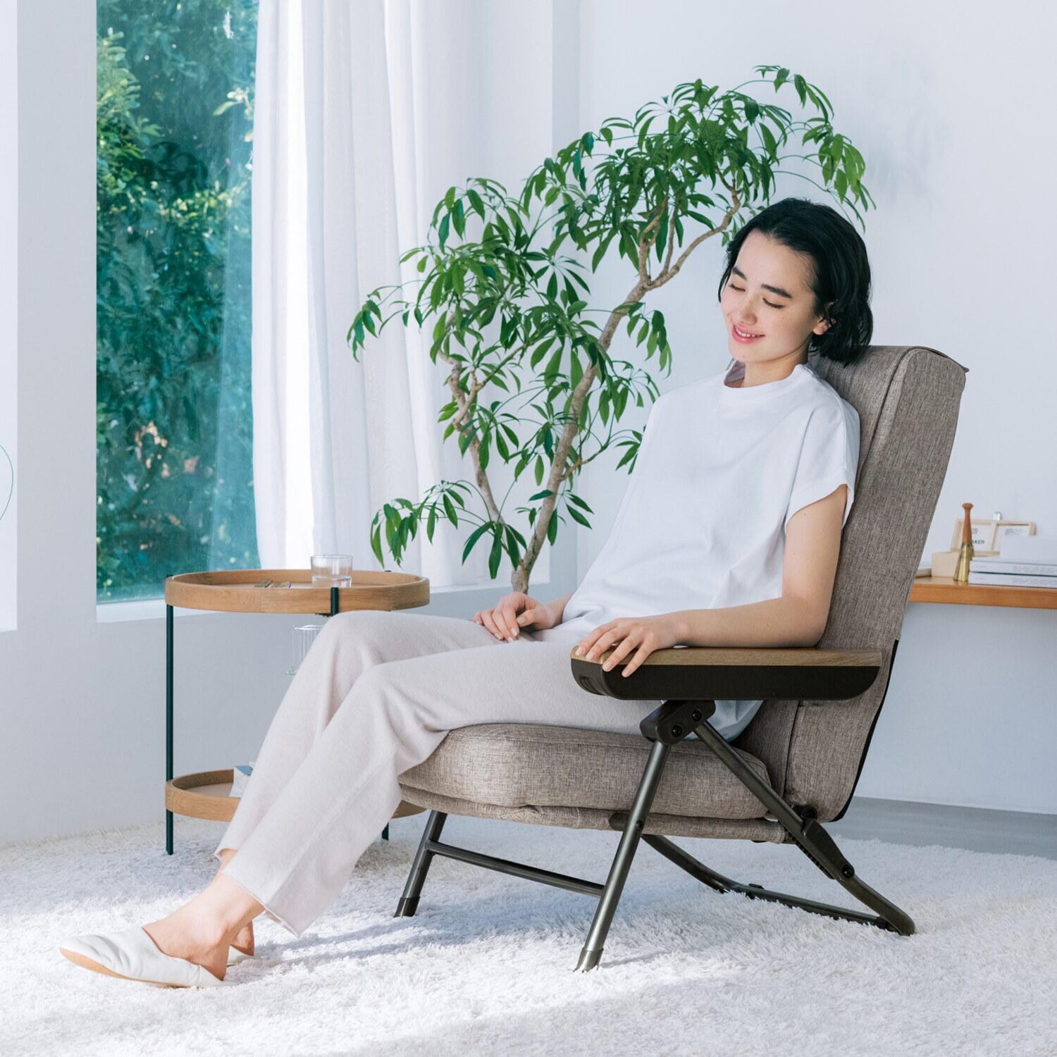 コンパクト設計で 折り畳めて収納もできる！ ３Ｄもみ玉が 気持ちよく揉みほぐす エイミー マッサージチェア ＡＩＭ−２６５