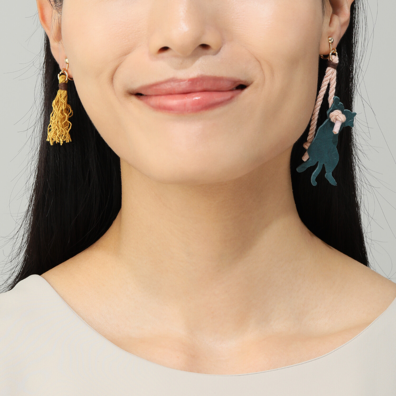 アオネコ 紐でじゃれる ネコイヤリング ＜保護ネコ寄付チケット 　２００円分付＞