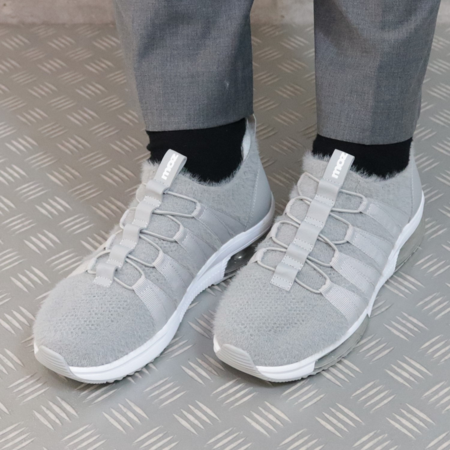 モズ ふわふわニット使用 ダブルエアソール 軽量スニーカー