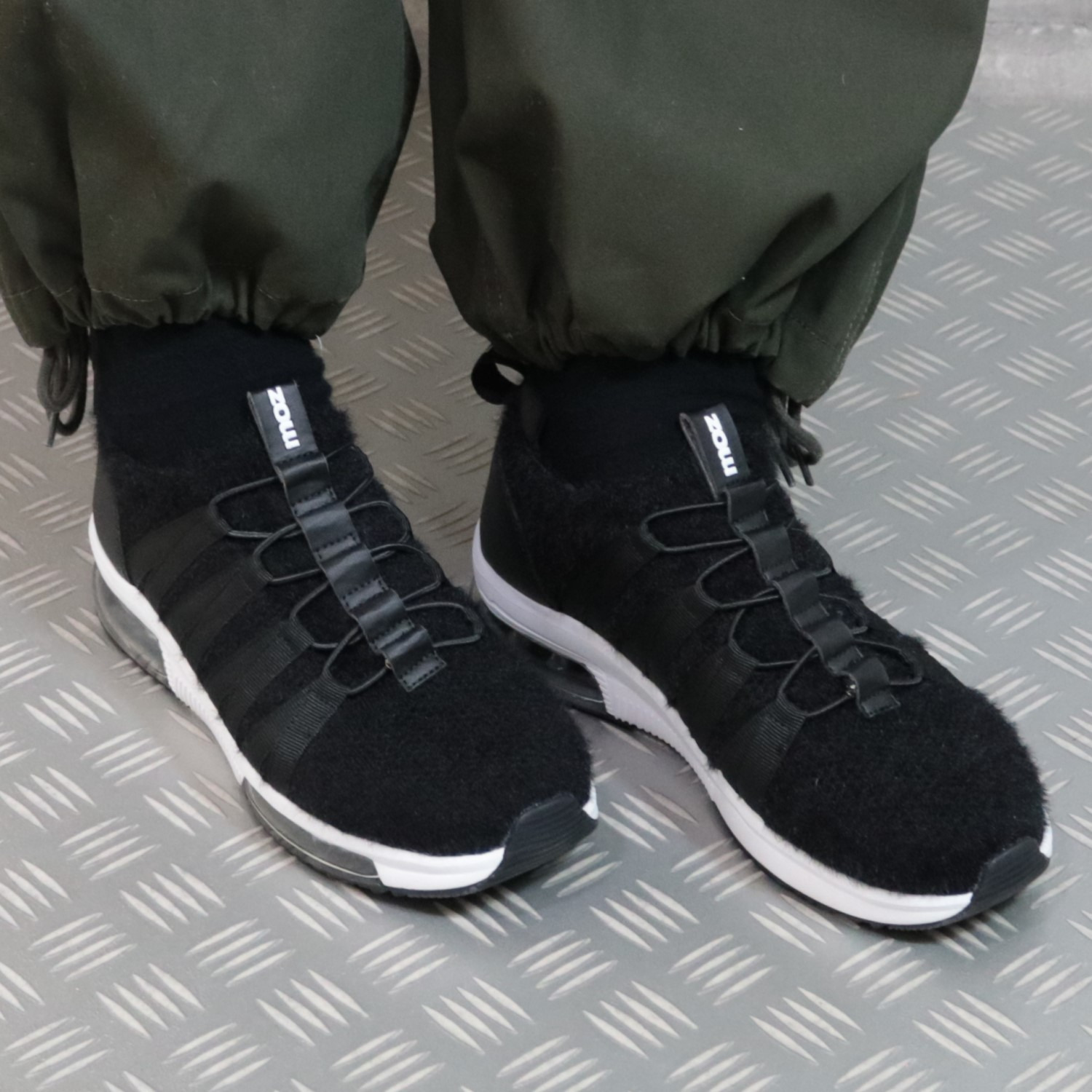 モズ ふわふわニット使用 ダブルエアソール 軽量スニーカー