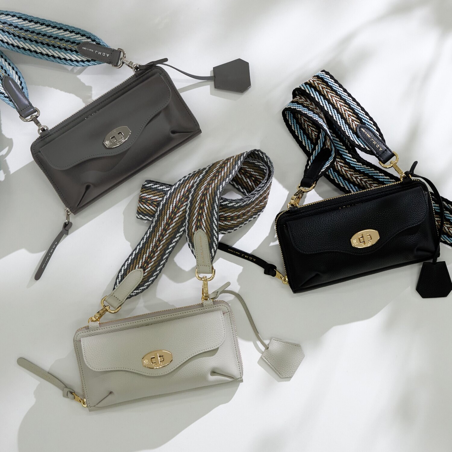 エーディーエムジェイ スパニッシュレザー ストラップ付 ウォレットポーチ