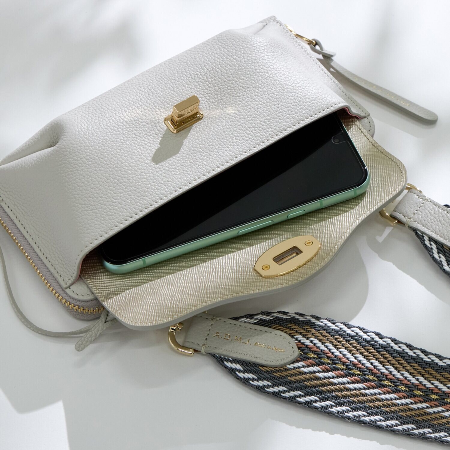 エーディーエムジェイ スパニッシュレザー ストラップ付 ウォレットポーチ