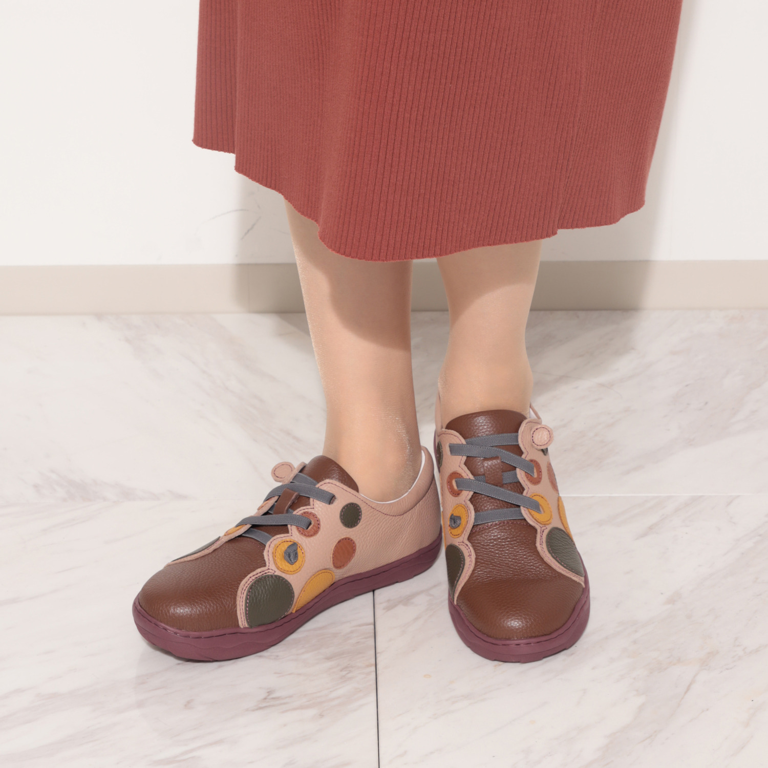 エスタシオン 牛革 ドットデザイン ゴムレースシューズ