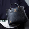 エーディーエムジェイ 牛革クロコダイル型押し ２ウェイ スクエアトートバッグ
