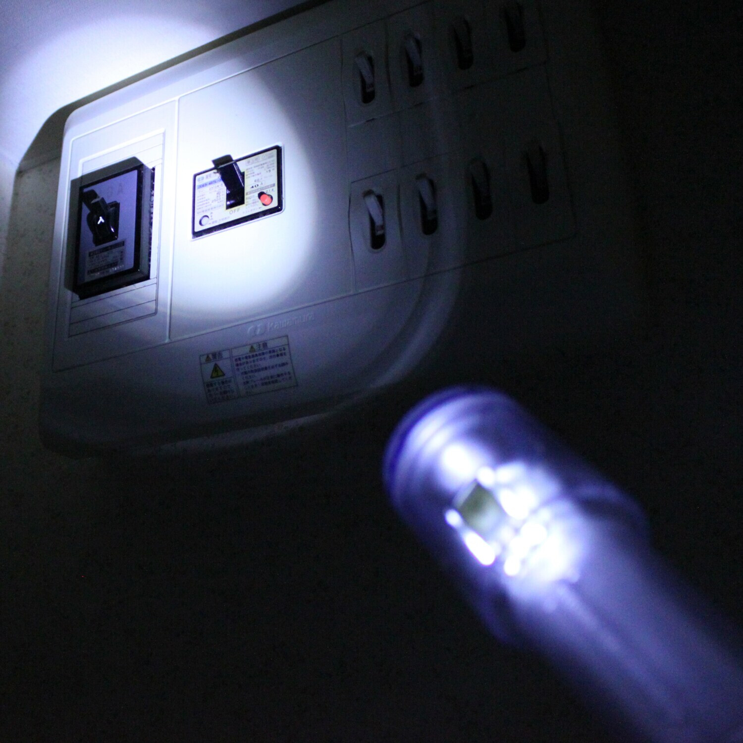 電池不要 ３０秒振るだけ点灯 発電式懐中電灯 ナイトスターＪＰ