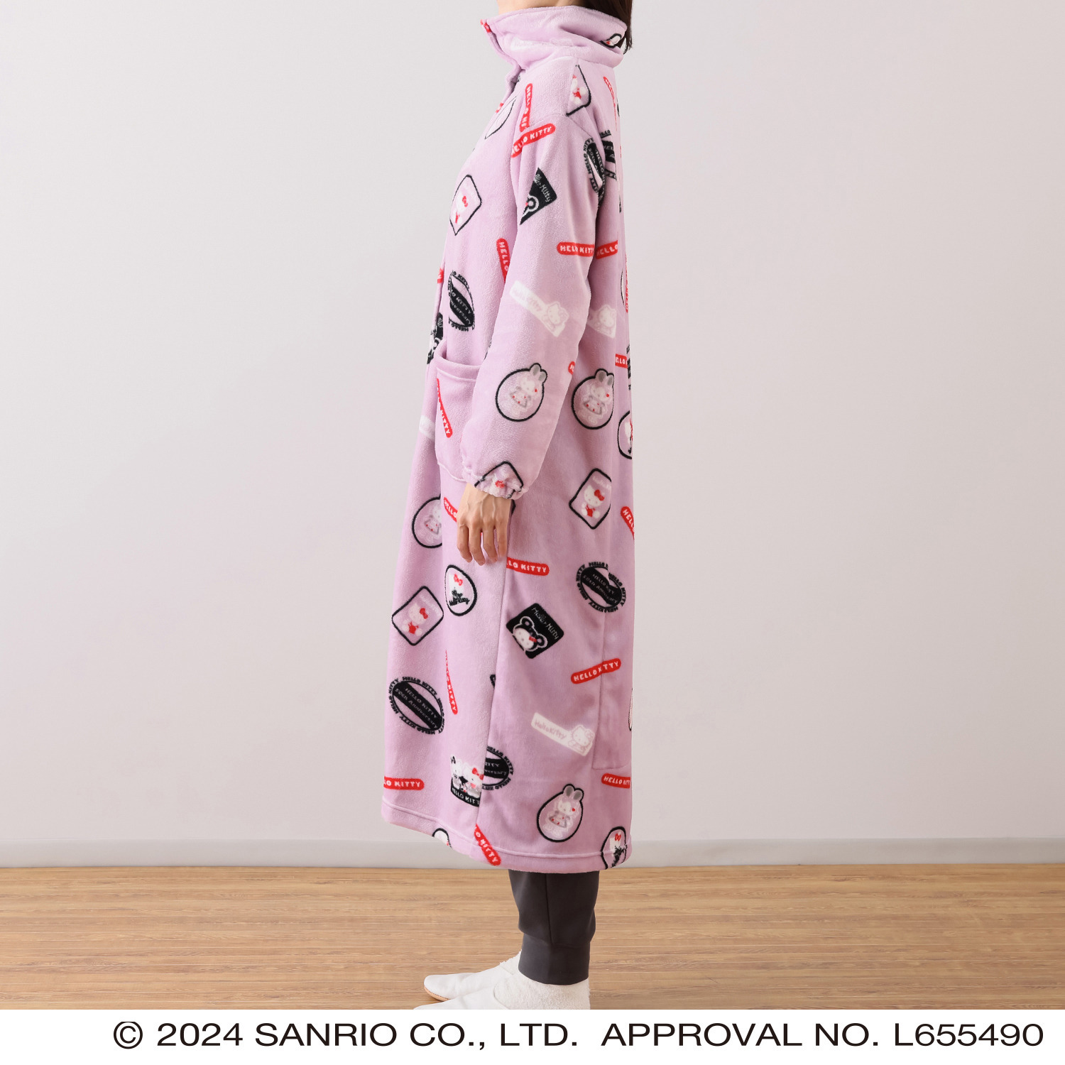 ハローキティ ５０周年アニバーサリー スペシャルデザイン クッションにも変身！ 着る毛布