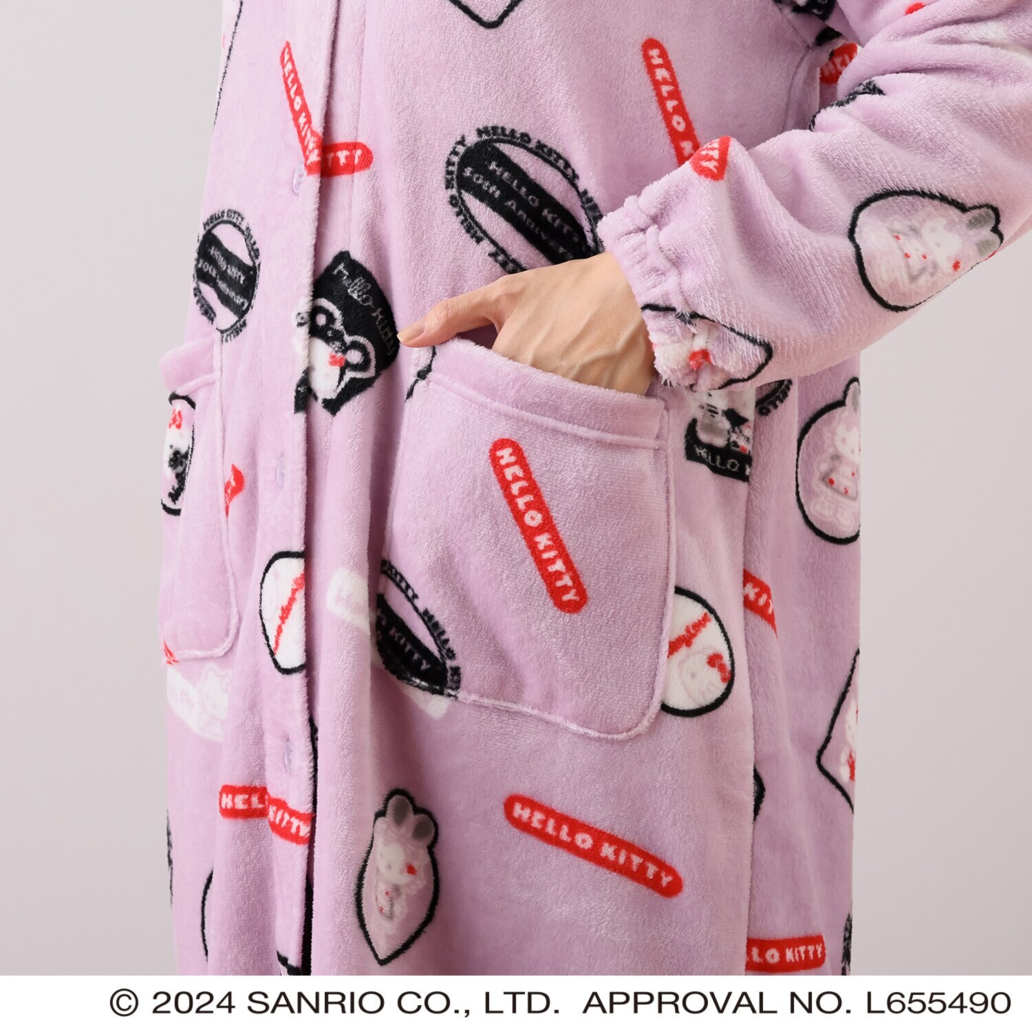 ハローキティ ５０周年アニバーサリー スペシャルデザイン クッションにも変身！ 着る毛布