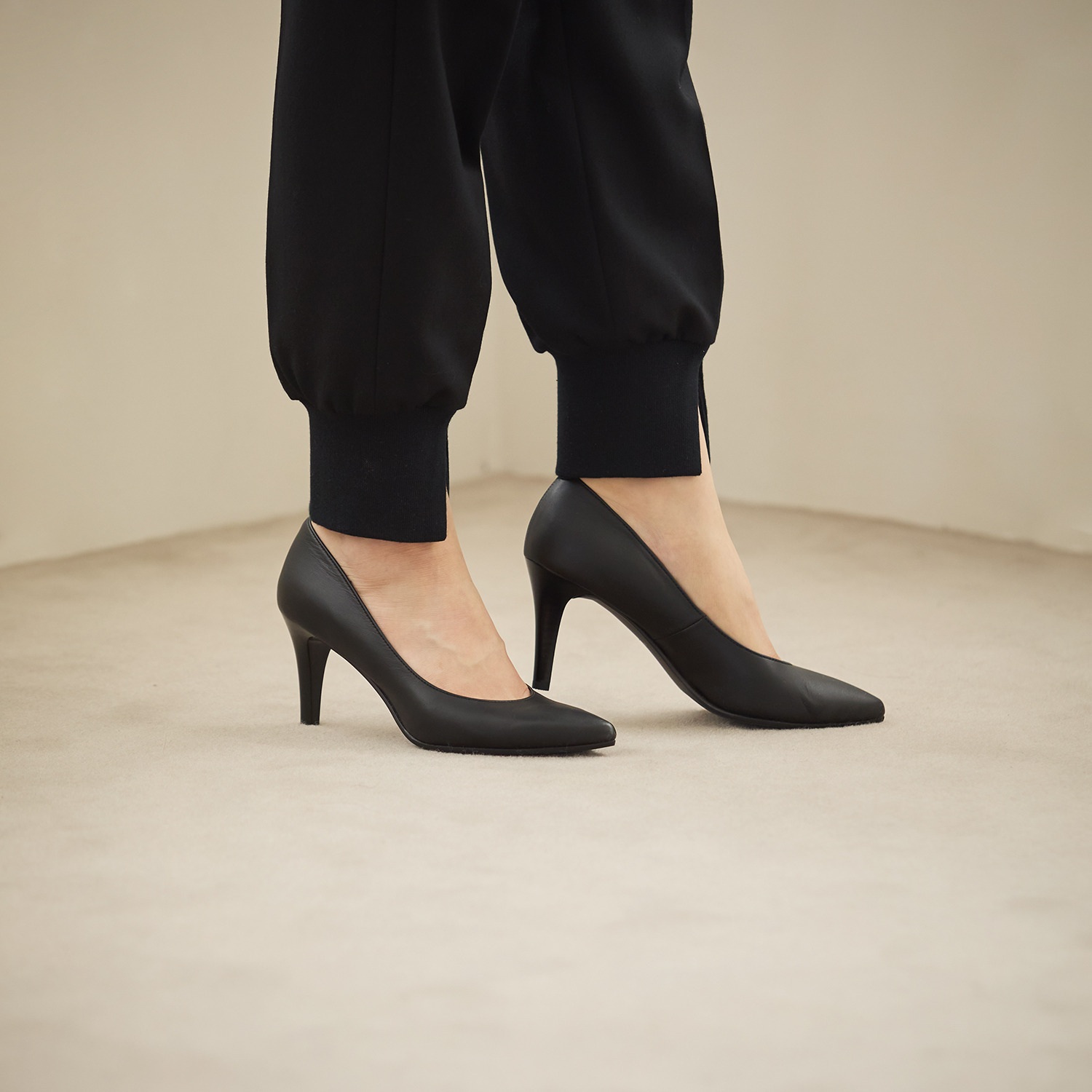 シェルシェエトワール メイドイン東京 はっ水 牛革柔らか仕立て あか抜け８ｃｍヒール プレーンパンプス