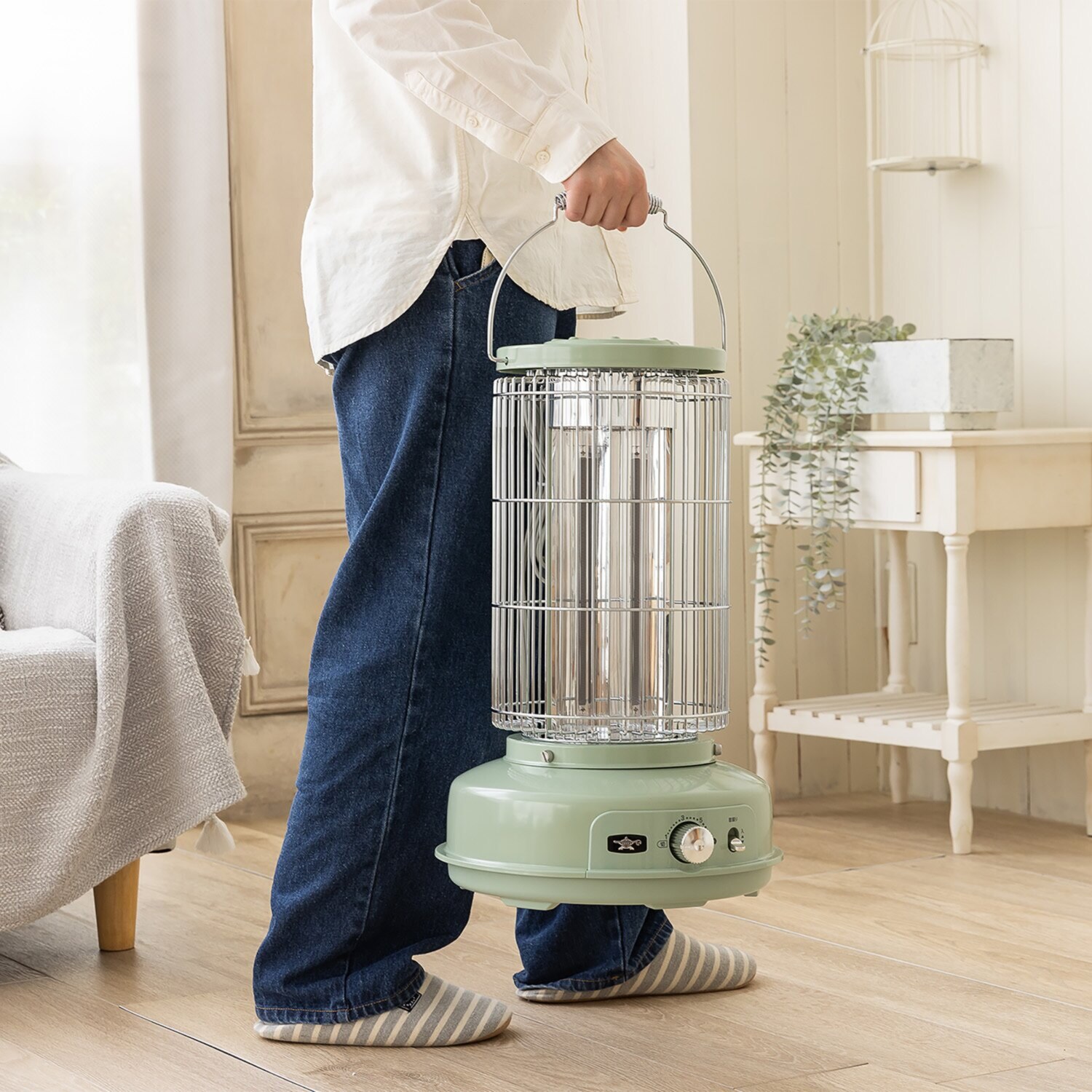 クラシックデザインが魅力 わずか０．２秒で発熱！ 足元をしっかりと温める アラジン グラファイト フレームヒーター ＡＥＨ−ＧＦ８０Ａ