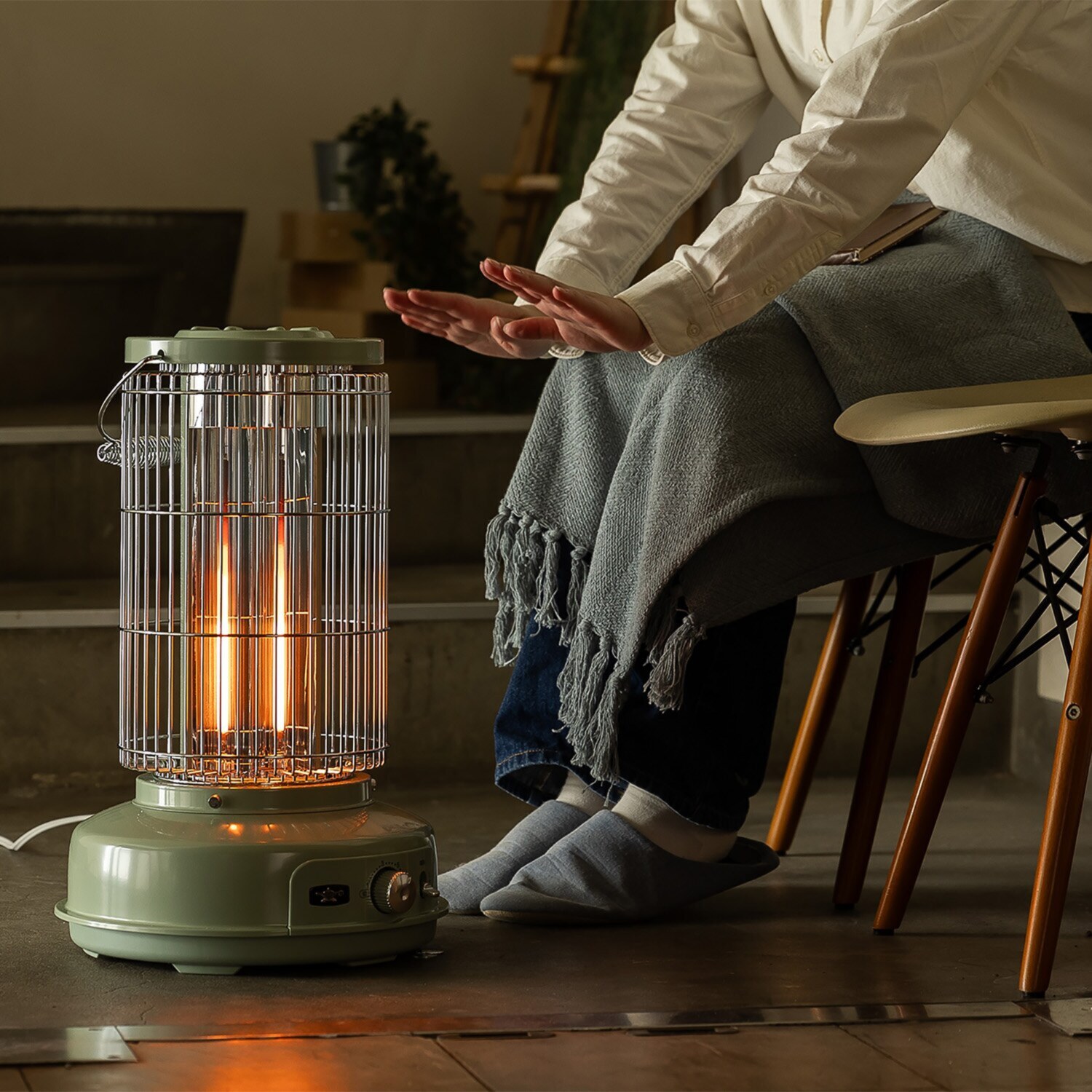 クラシックデザインが魅力 わずか０．２秒で発熱！ 足元をしっかりと温める アラジン グラファイト フレームヒーター ＡＥＨ−ＧＦ８０Ａ