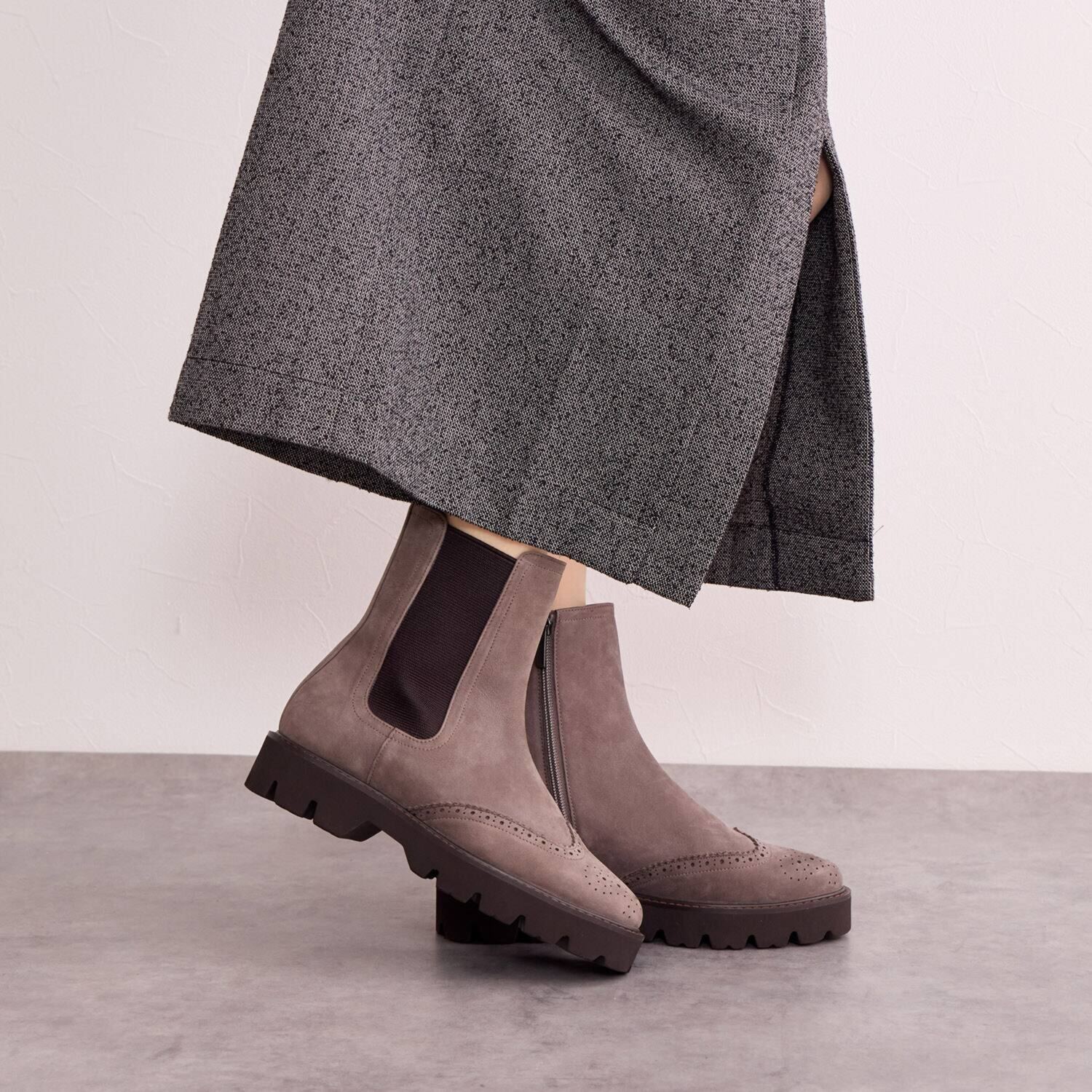 卑弥呼 はっ水牛革 メダリオン　サイドゴア トラックソールブーツ