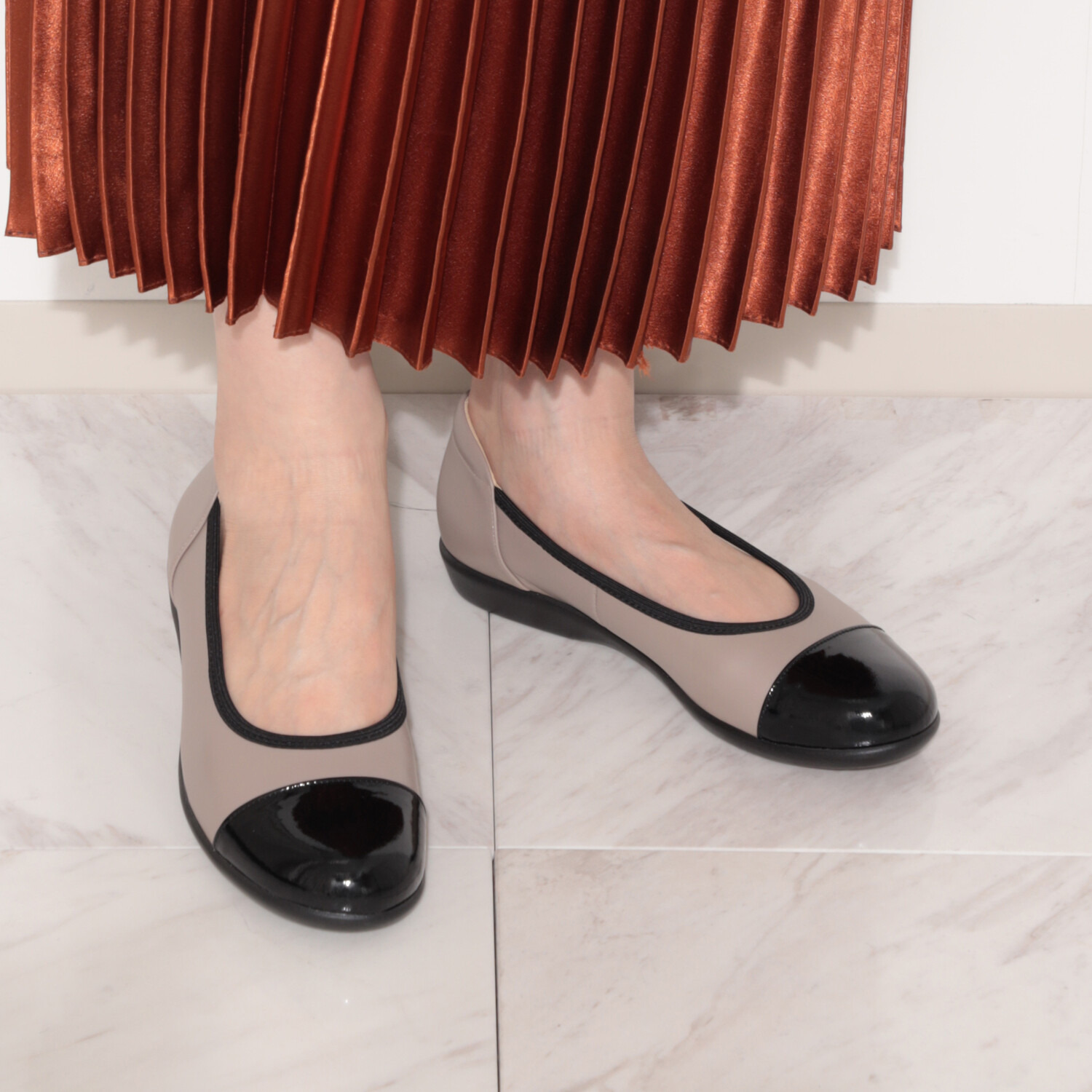 ミスキョウコ 日本製　はっ水牛革 エナメルコンビ 軽量フラットシューズ