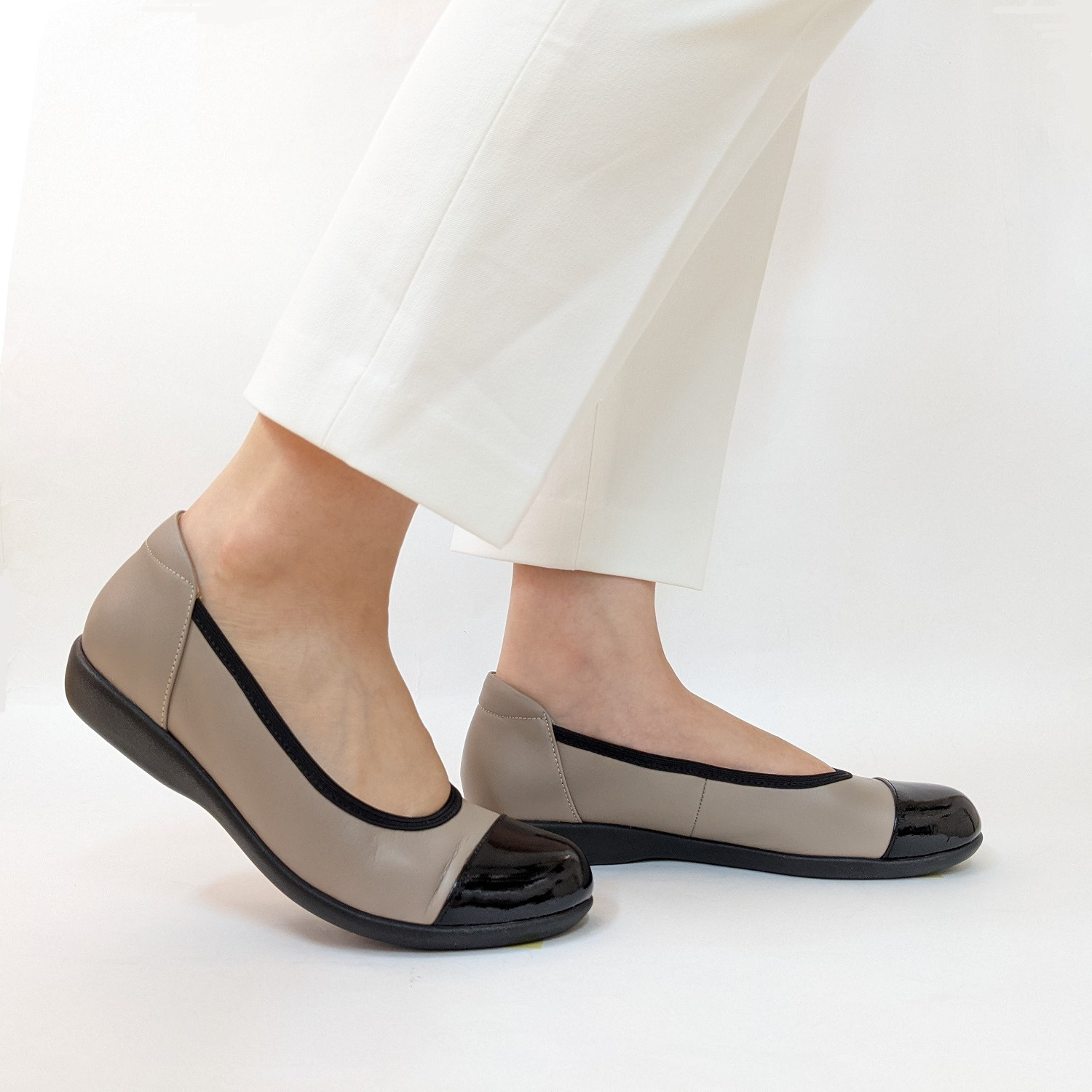 ミスキョウコ 日本製　はっ水牛革 エナメルコンビ 軽量フラットシューズ