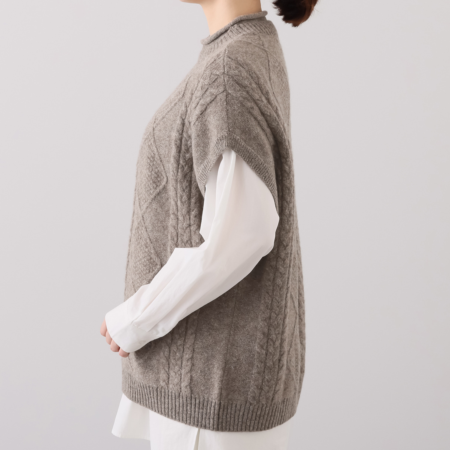 エヌエフ 自社牧場で育った ウール１００％ ケーブルニットベスト