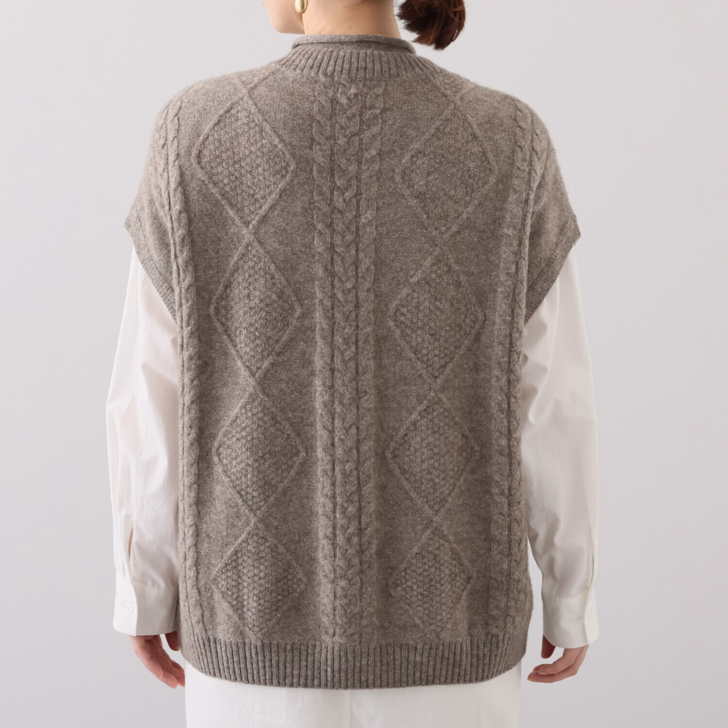 エヌエフ 自社牧場で育った ウール１００％ ケーブルニットベスト