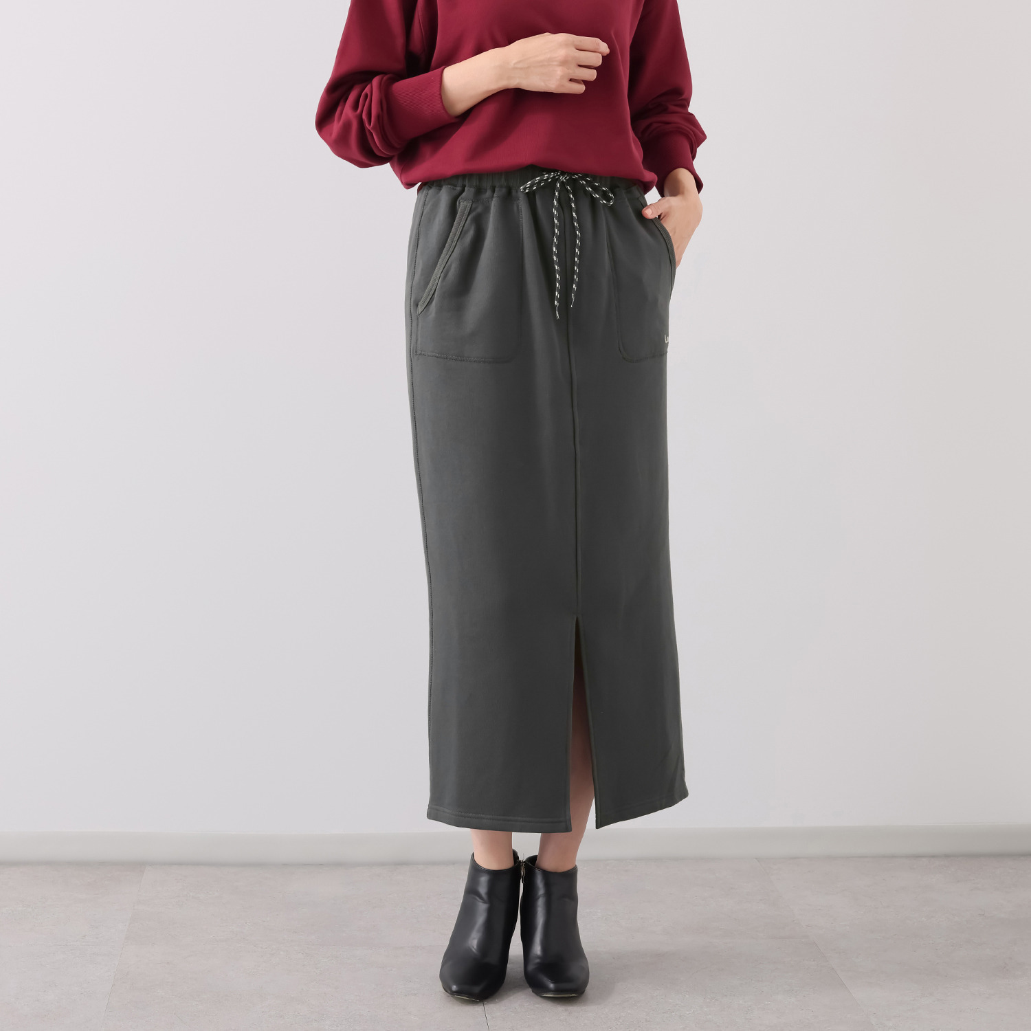 ラソエヌサーティスリー ディグリーズ 裏毛 ロゴ刺しゅうアクセント タイトスカート